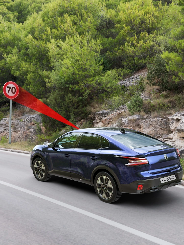 Citroën C4 X erkennt ein 70 km/h-Schild mit aktiver Verkehrszeichenerkennung