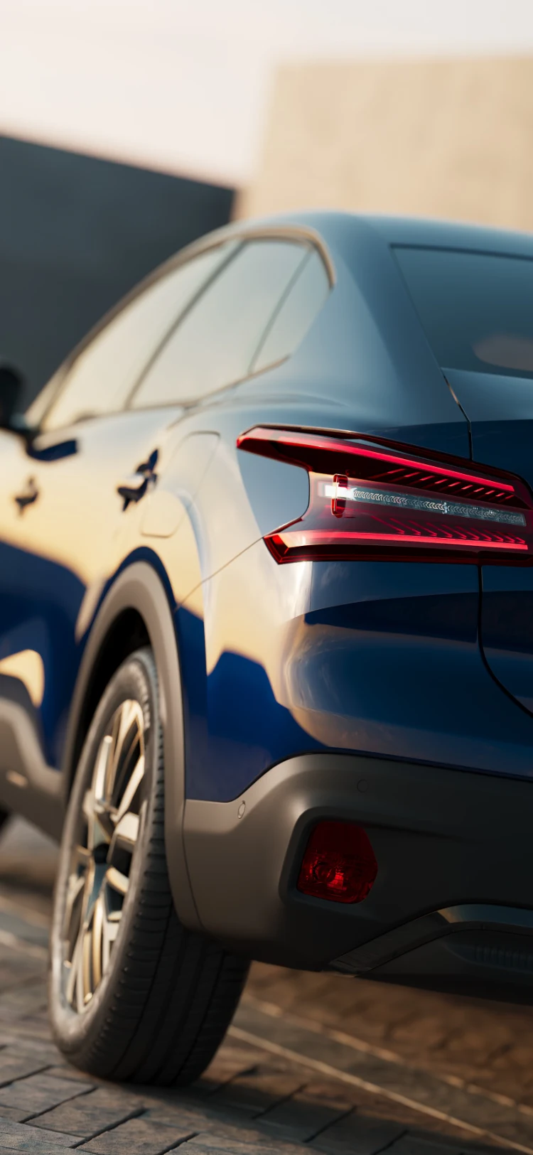 Nahaufnahme des Citroën ë-C4 X Rücklichtdesigns, beleuchtet in warmem Sonnenuntergangslicht