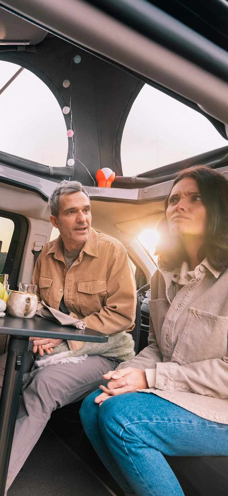 Eine Gruppe von Menschen, die gemeinsam in einem Citroën Wohnmobil essen