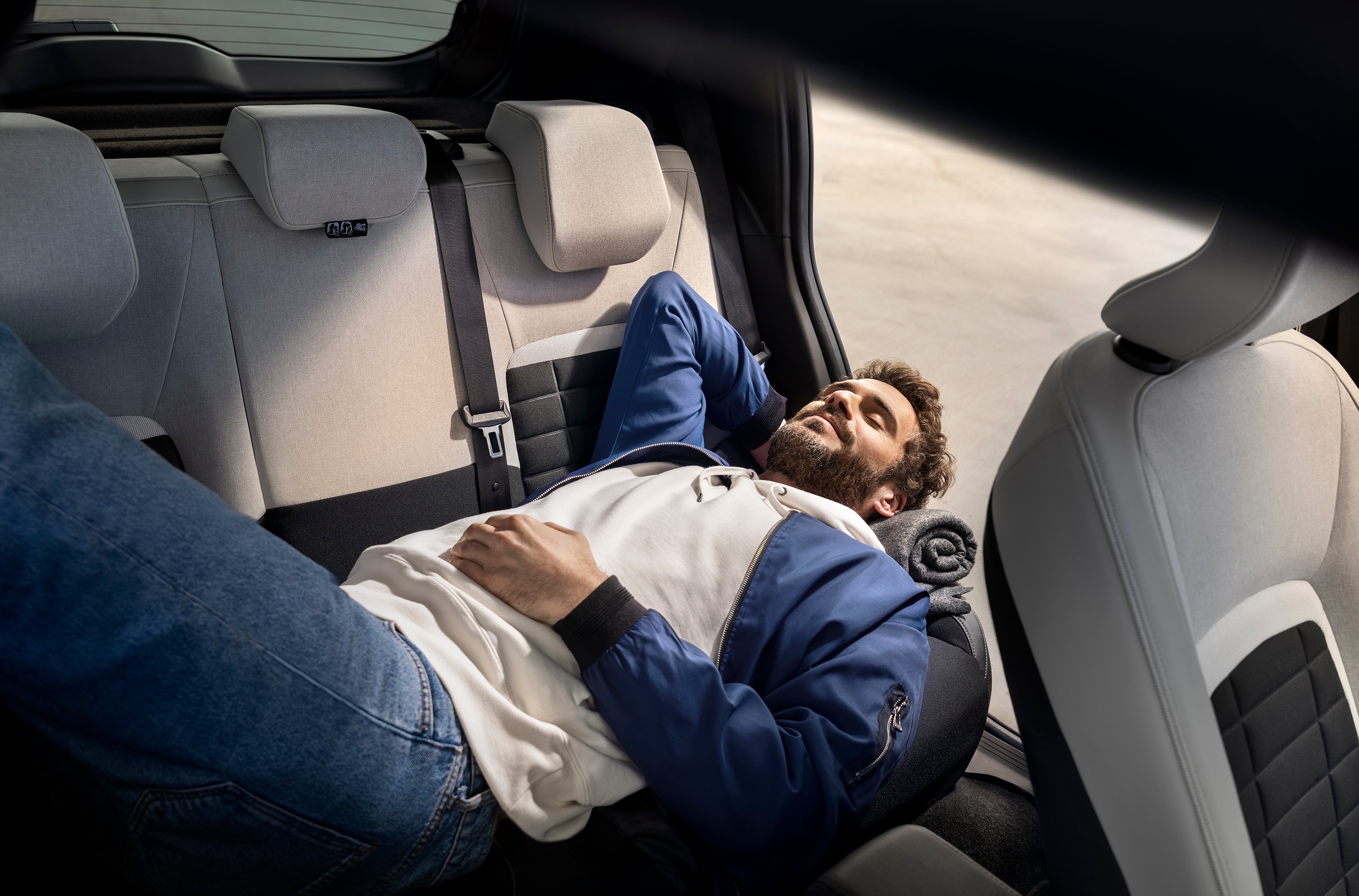 Innenraumansicht des Citroën C3 SUV, die den verstellbaren Sitzkomfort für entspannte, erschwingliche Stadtmobilität hervorhebt.
