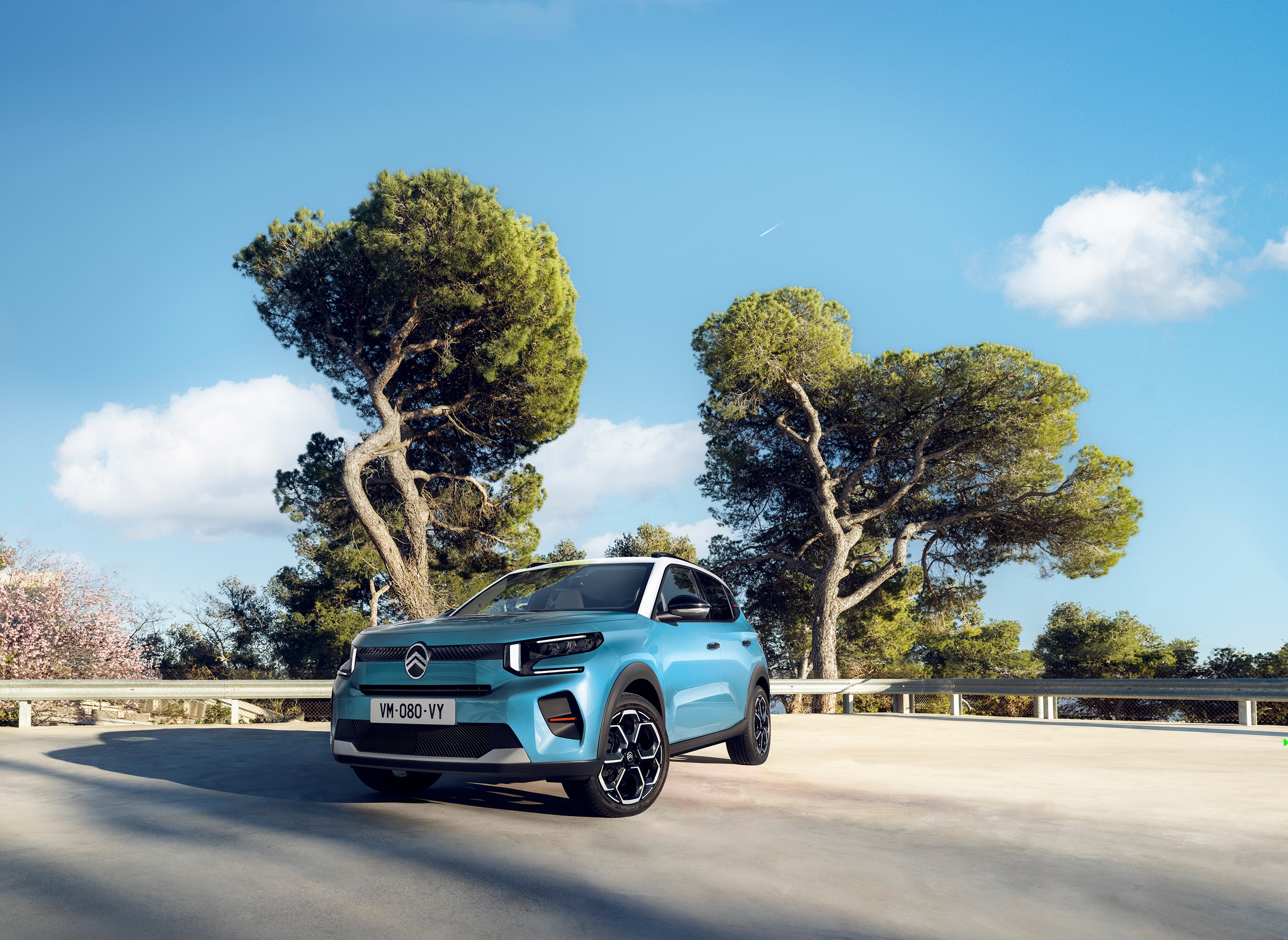 Dreiviertel-Frontansicht des Citroën C3 SUV, die das moderne Styling für selbstbewusste, erschwingliche Alltagsmobilität hervorhebt.