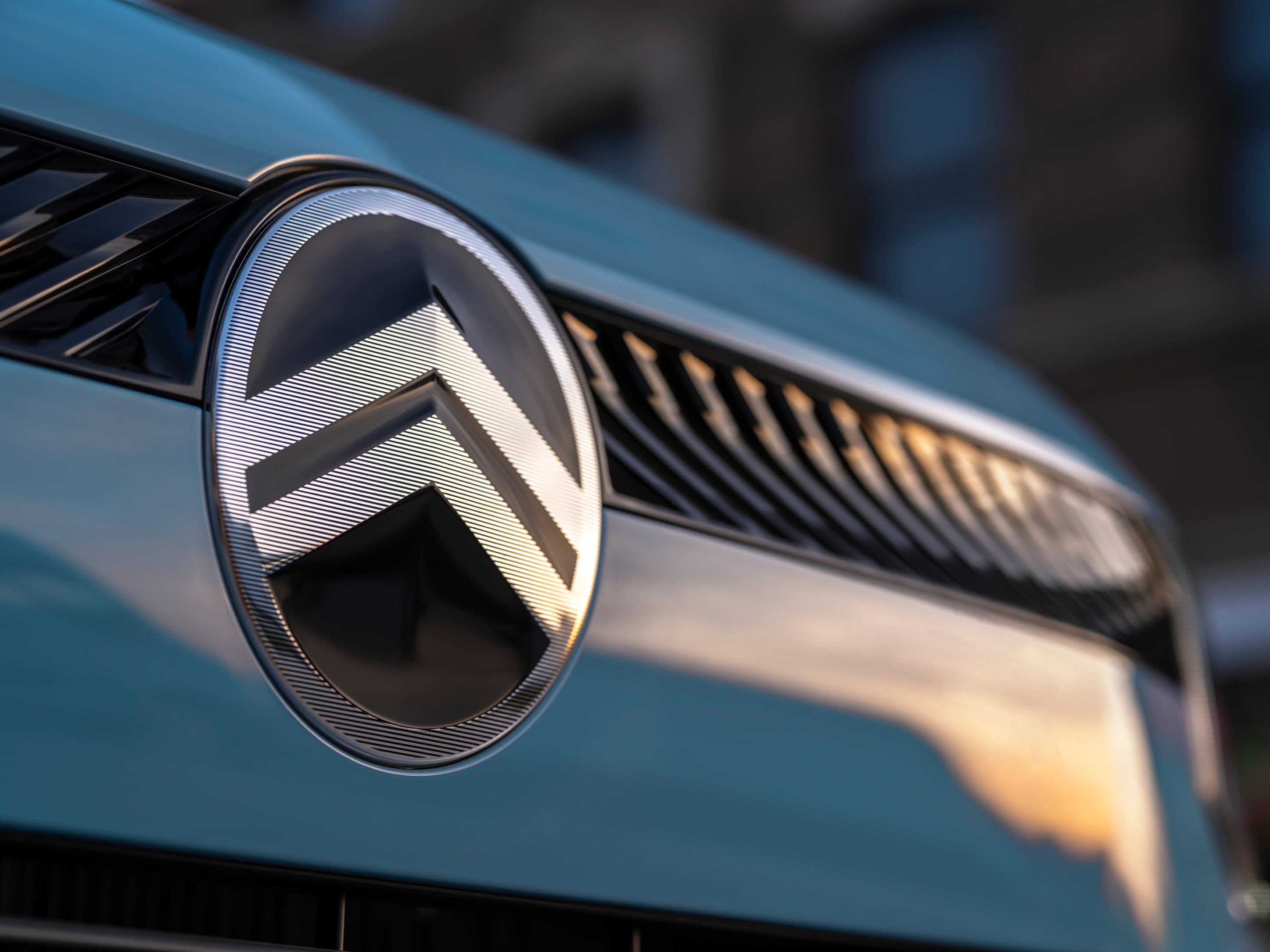 Nahaufnahme der Frontansicht des Citroën C3 SUV, die das neue Emblem-Design für moderne, erschwingliche Stadtmobilität zeigt.