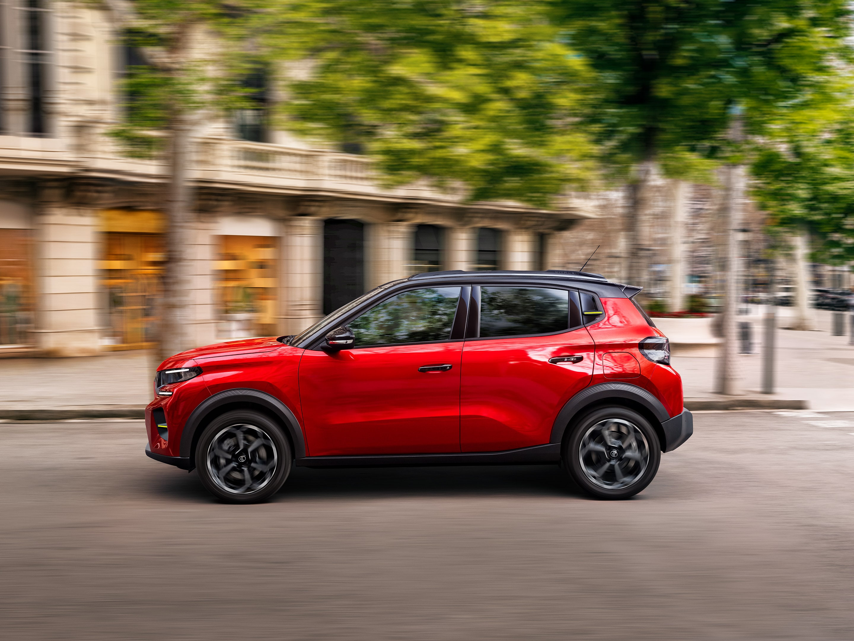 Seitenansicht des Citroën C3 SUV, die dynamisches Stadtfahren für sanfte, praktische und erschwingliche Alltagsmobilität präsentiert.