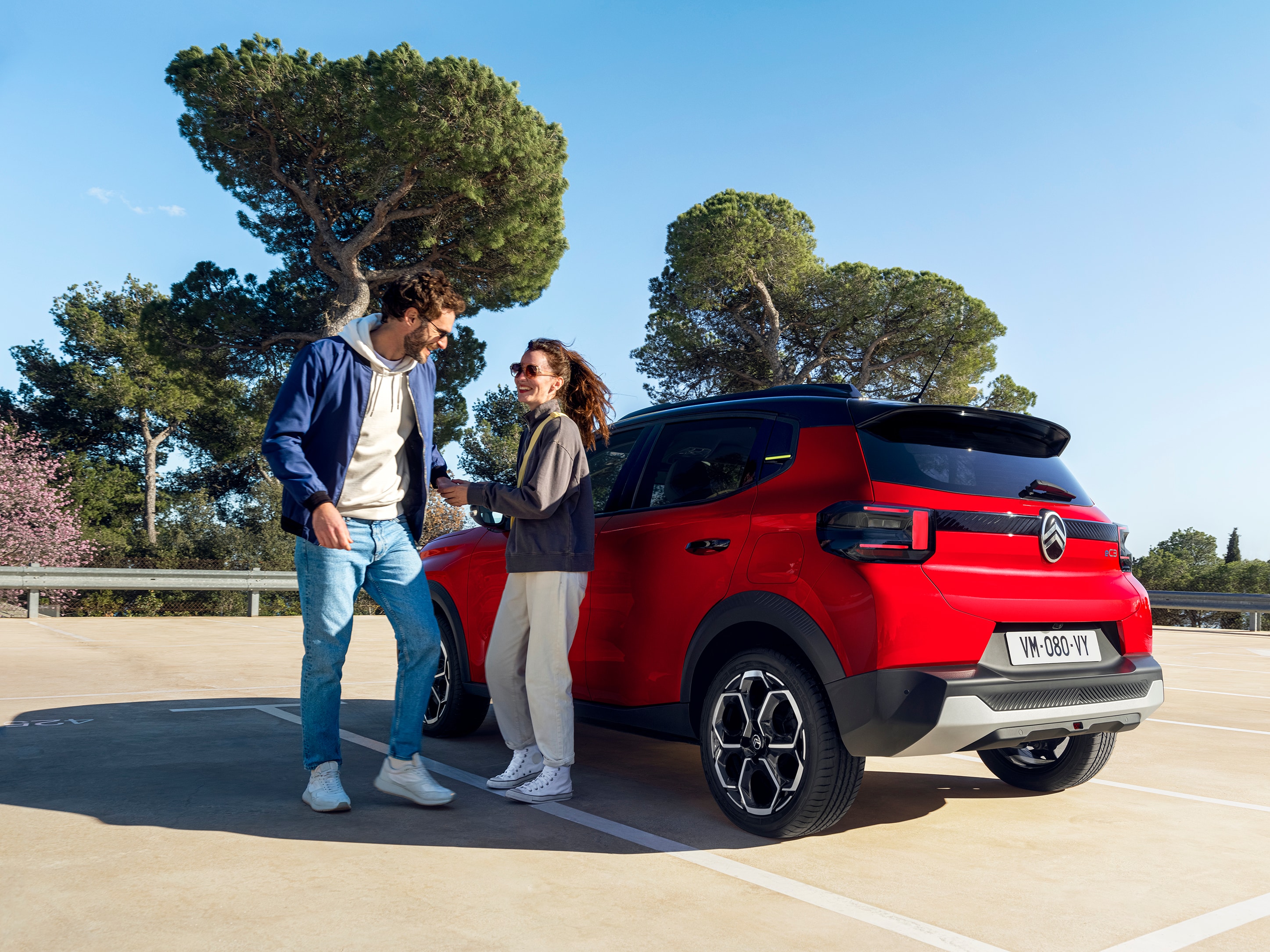 Dreiviertel-Heckansicht des Citroën C3 SUV, die das moderne Styling für entspannte, erschwingliche urbane Alltagsmobilität zeigt.