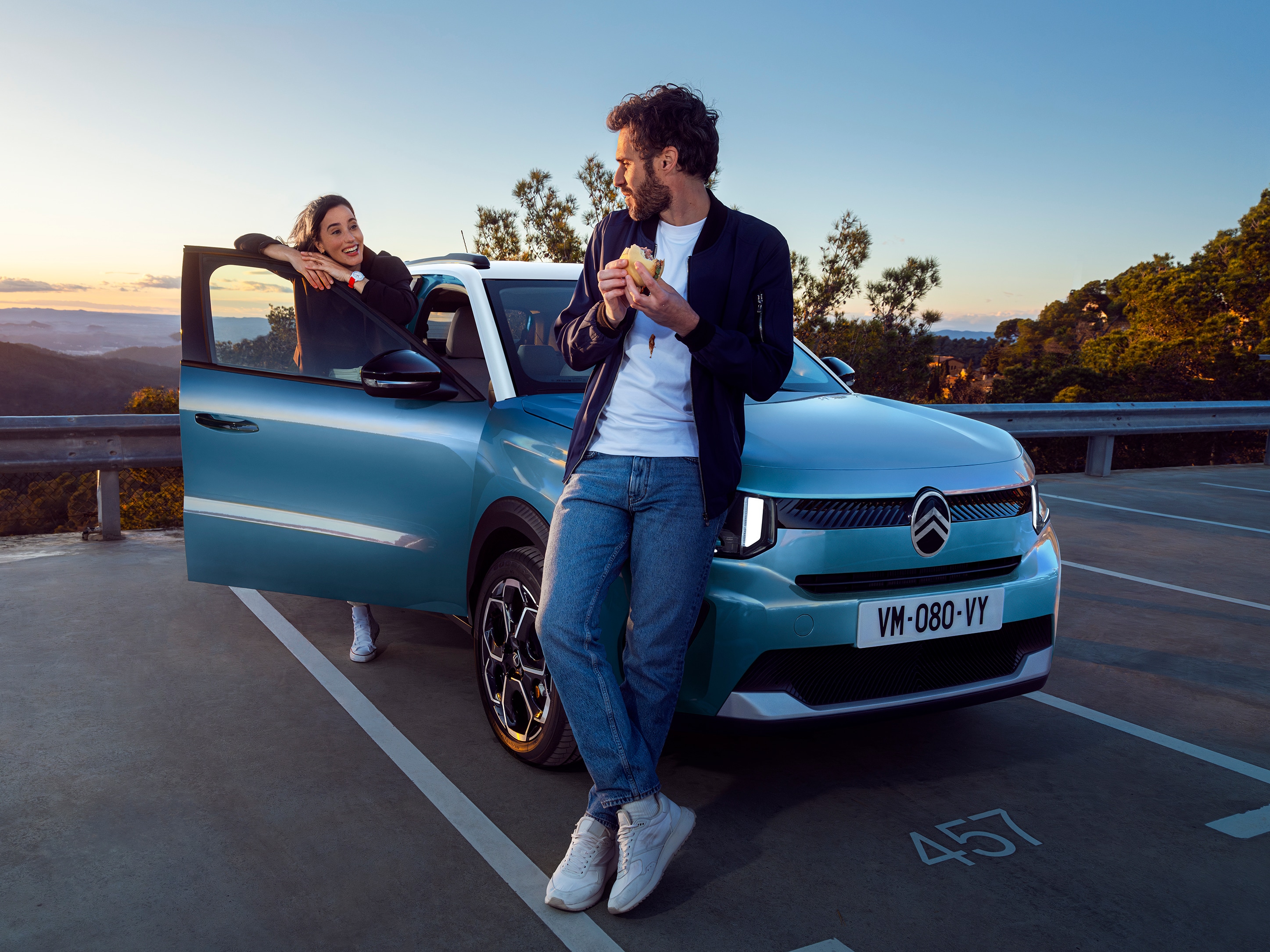 Dreiviertel-Frontansicht des Citroën C3 SUV, die einen entspannten Pausenmoment für sanfte, erschwingliche Alltagsmobilität hervorhebt.