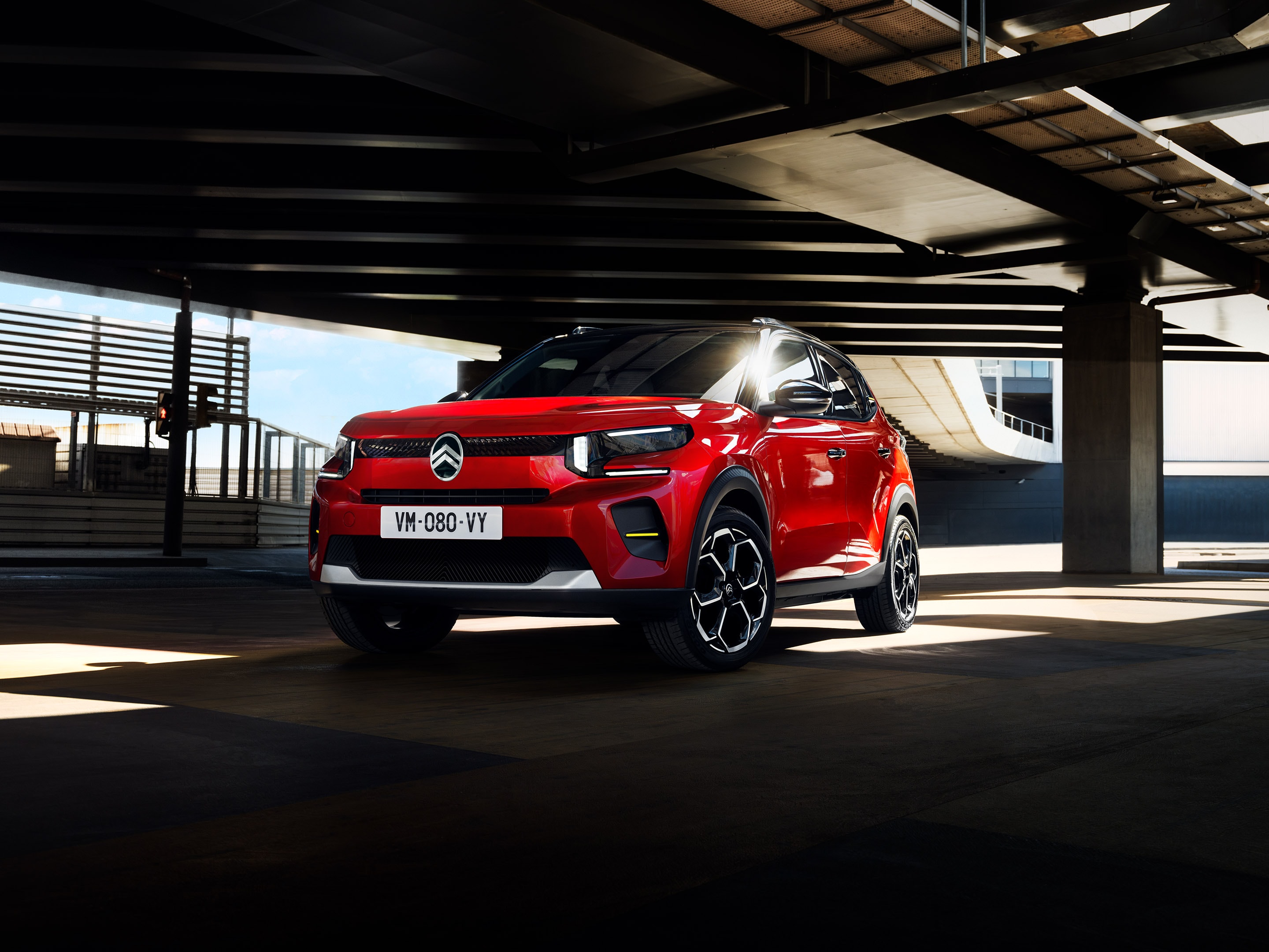 Dreiviertel-Frontansicht des Citroën C3 SUV, die kühnes Design für selbstbewusste, erschwingliche urbane Alltagsmobilität präsentiert.
