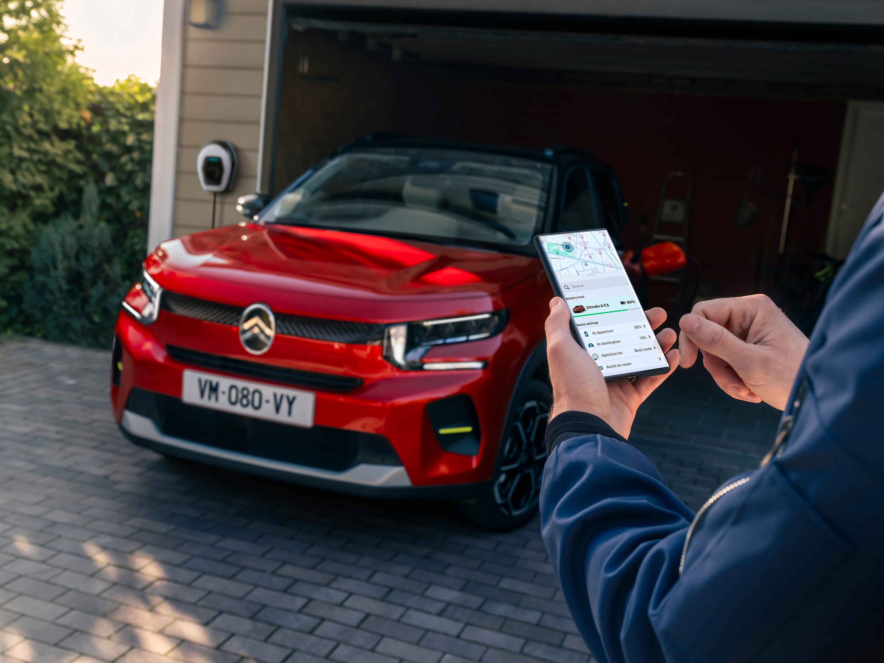 Ladeansicht des Citroën C3 SUV, die die vernetzte App-Steuerung für intelligentere, erschwingliche und bequeme tägliche Mobilität hervorhebt.
