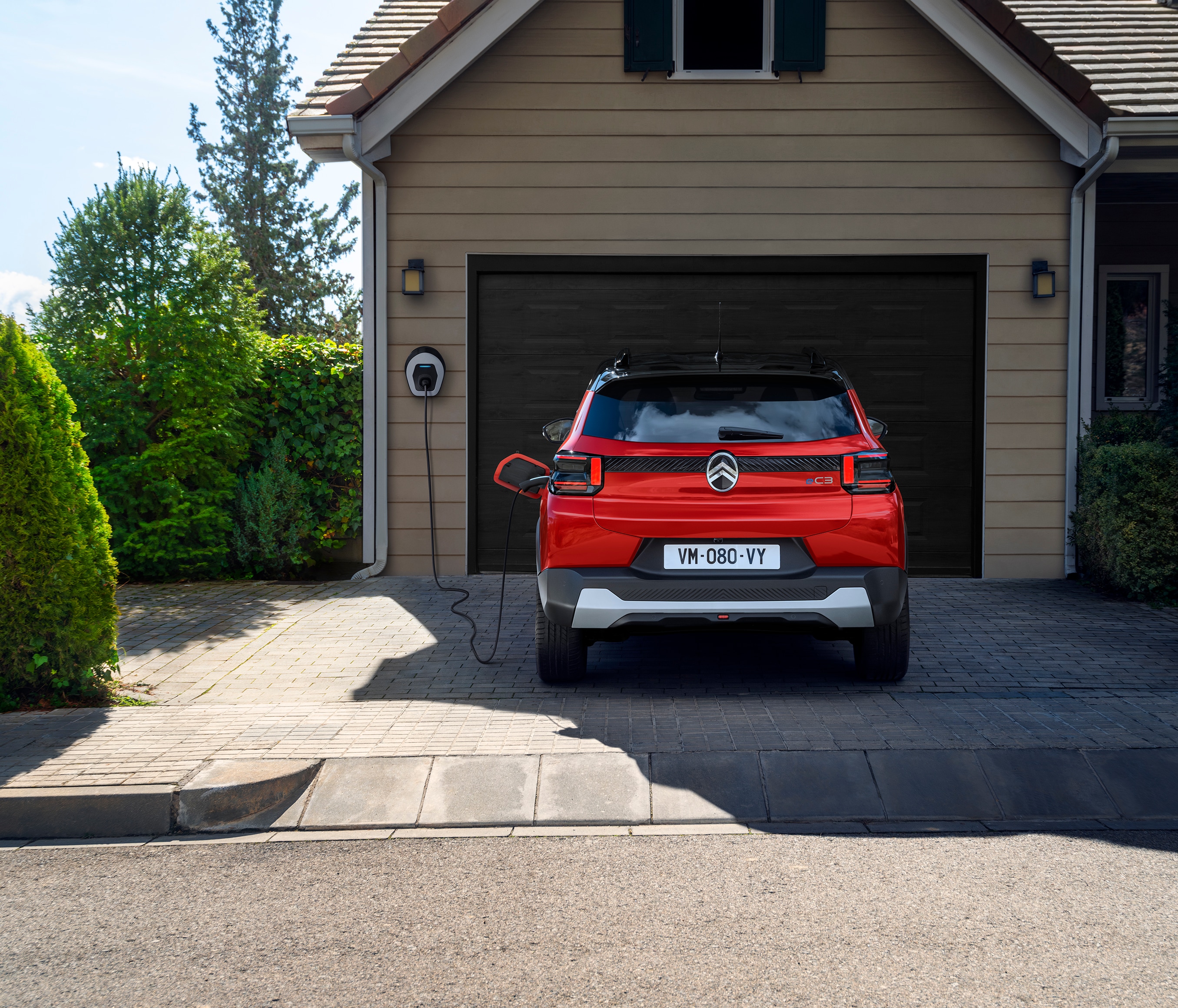 Heckansicht des Citroën C3 SUV beim Laden zu Hause, die bequeme, effiziente und erschwingliche urbane Alltagsmobilität hervorhebt.