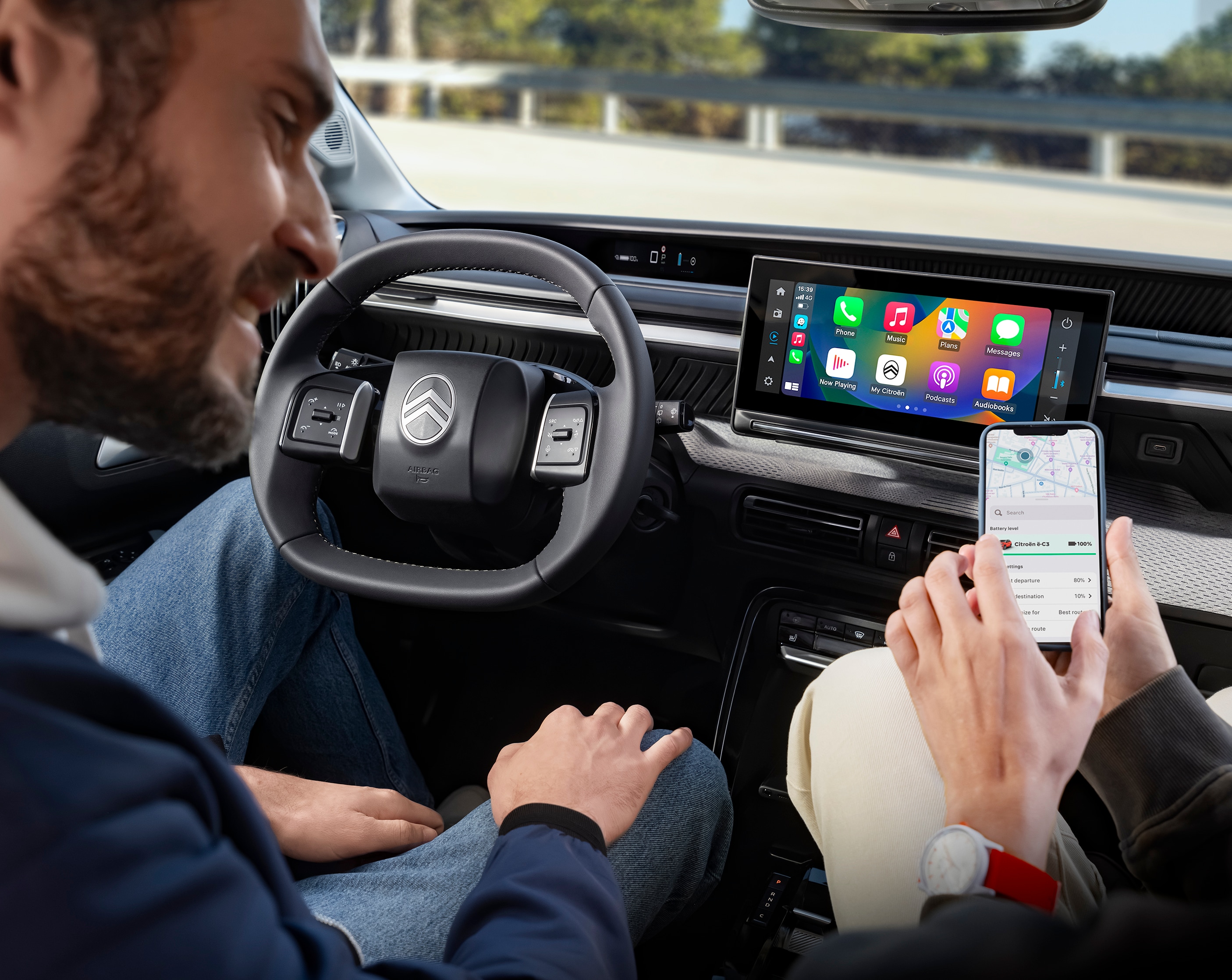 Innenraumansicht des Citroën C3 SUV, die vernetztes Infotainment für intuitive, komfortable und erschwingliche urbane Alltagsmobilität zeigt.