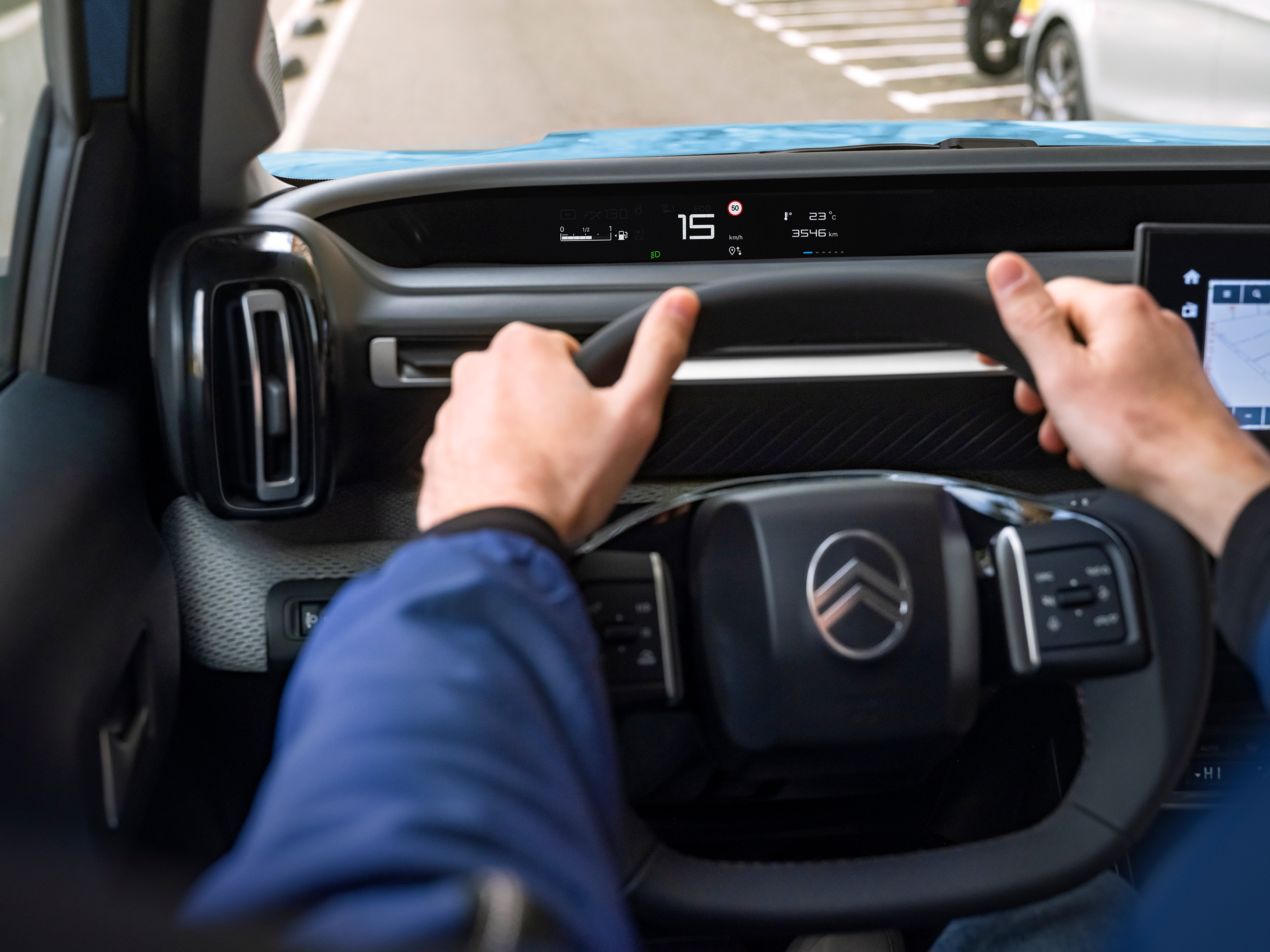 Fahrer-Cockpitansicht des Citroën C3 SUV, die das digitale Display für intuitive, erschwingliche und komfortable Stadtmobilität hervorhebt.
