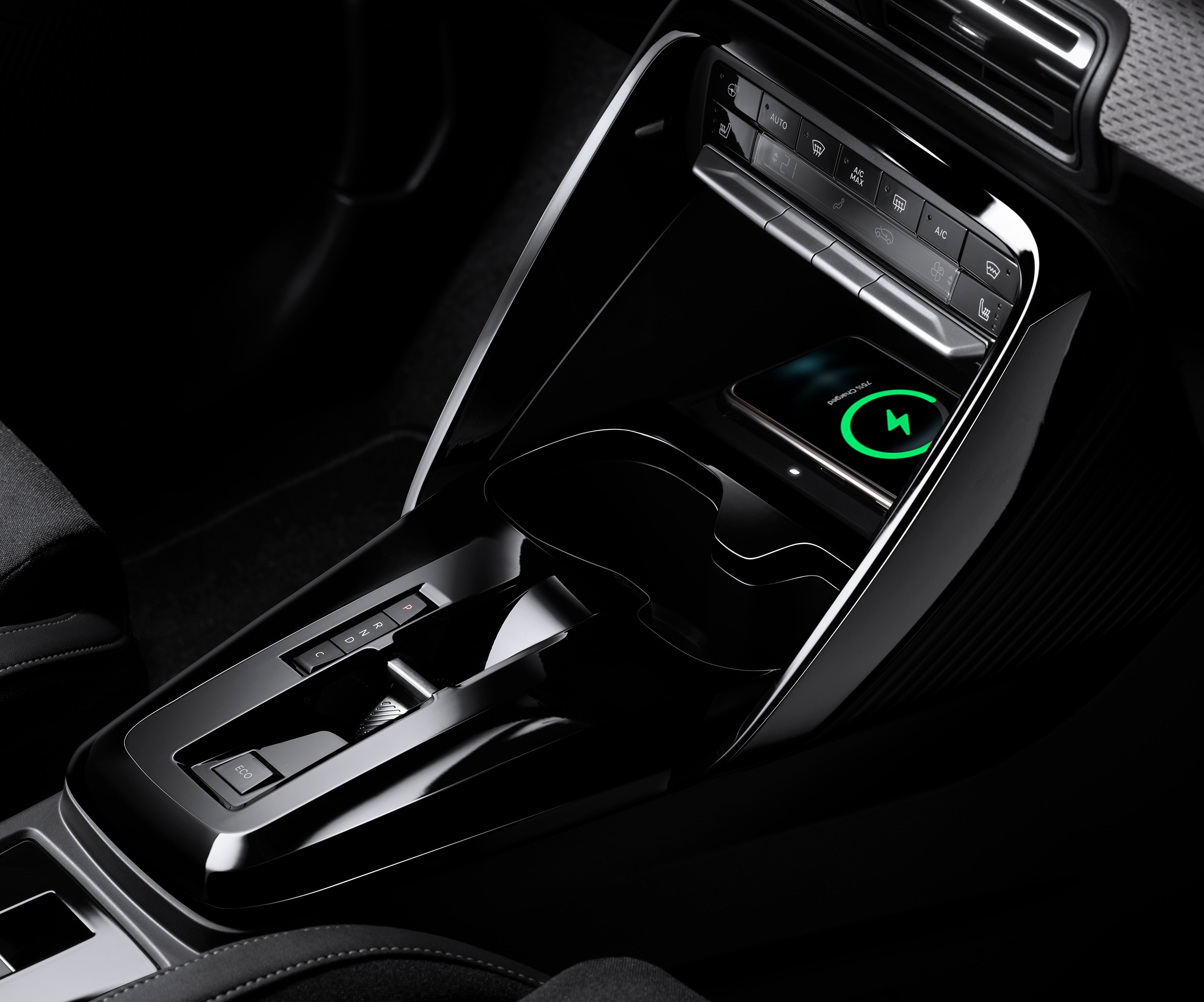 Nahaufnahme der Mittelkonsole des Citroën C3 SUV, die kabelloses Laden für praktische, erschwingliche Alltagsmobilität zeigt.