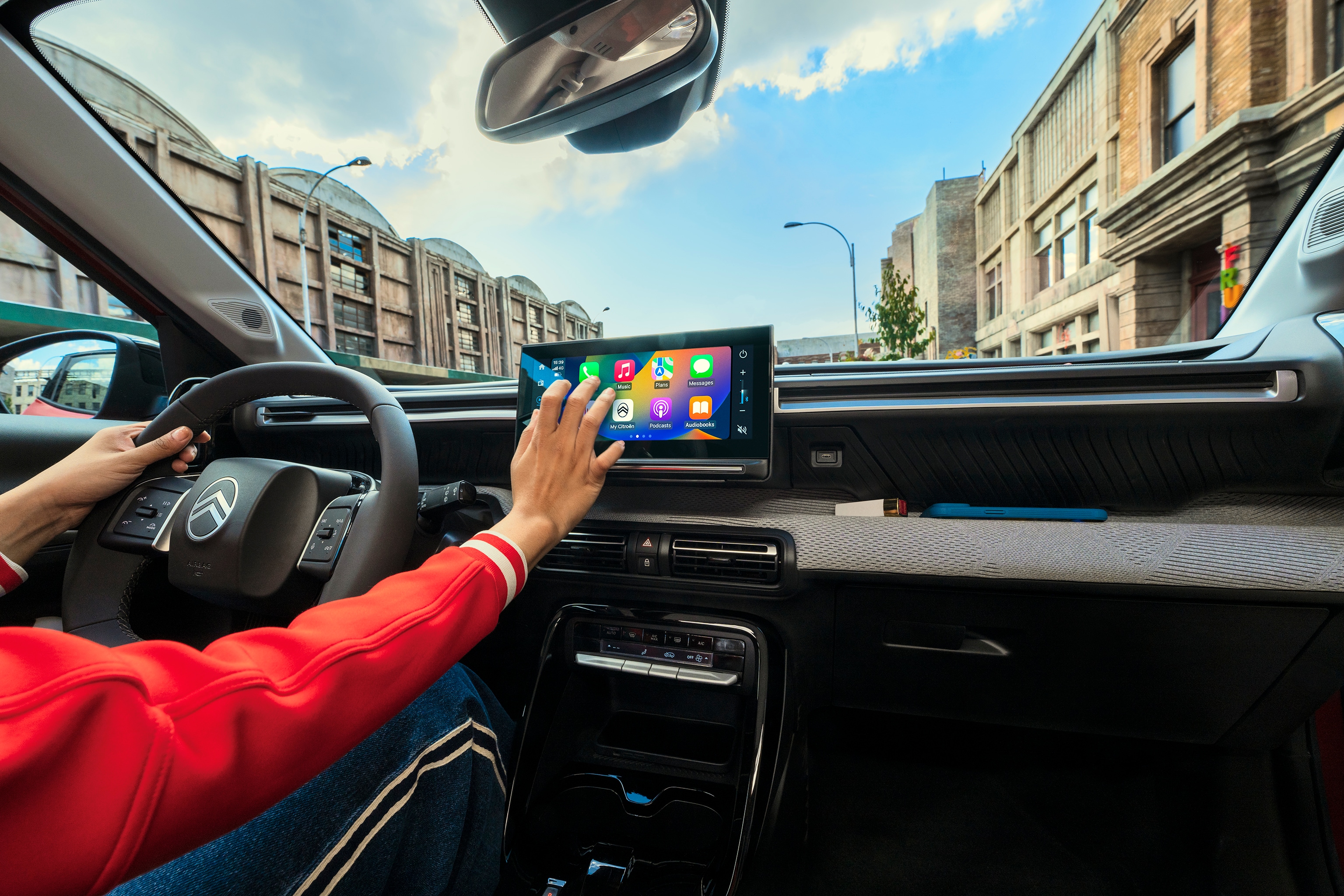 Innenraum-Touchscreen-Ansicht des Citroën C3 SUV, die vernetztes Infotainment für intuitive, erschwingliche und komfortable Stadtmobilität zeigt.