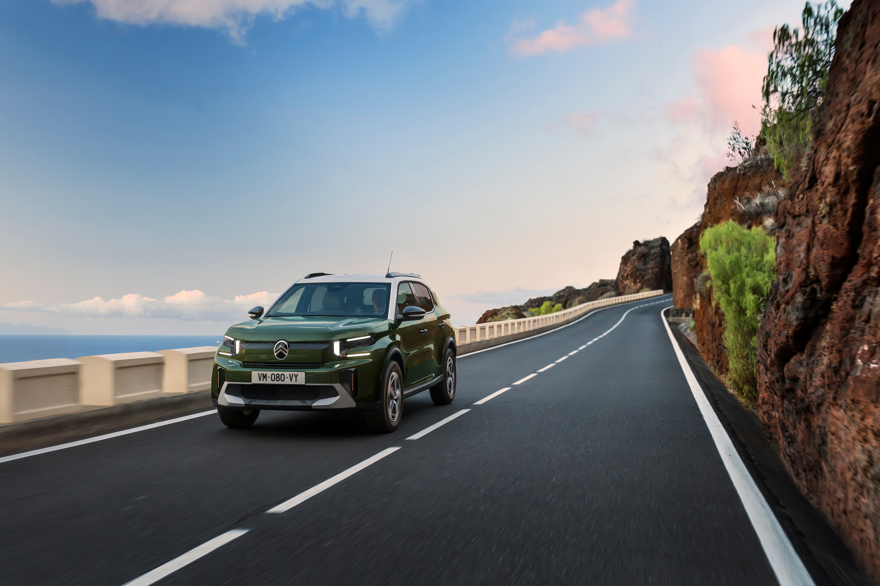 Dreiviertel-Frontansicht während der Fahrt des Citroën C3 Kompakt-SUV on a scenic road zeigt agile, confident and erschwingliche Alltagsmobilität.