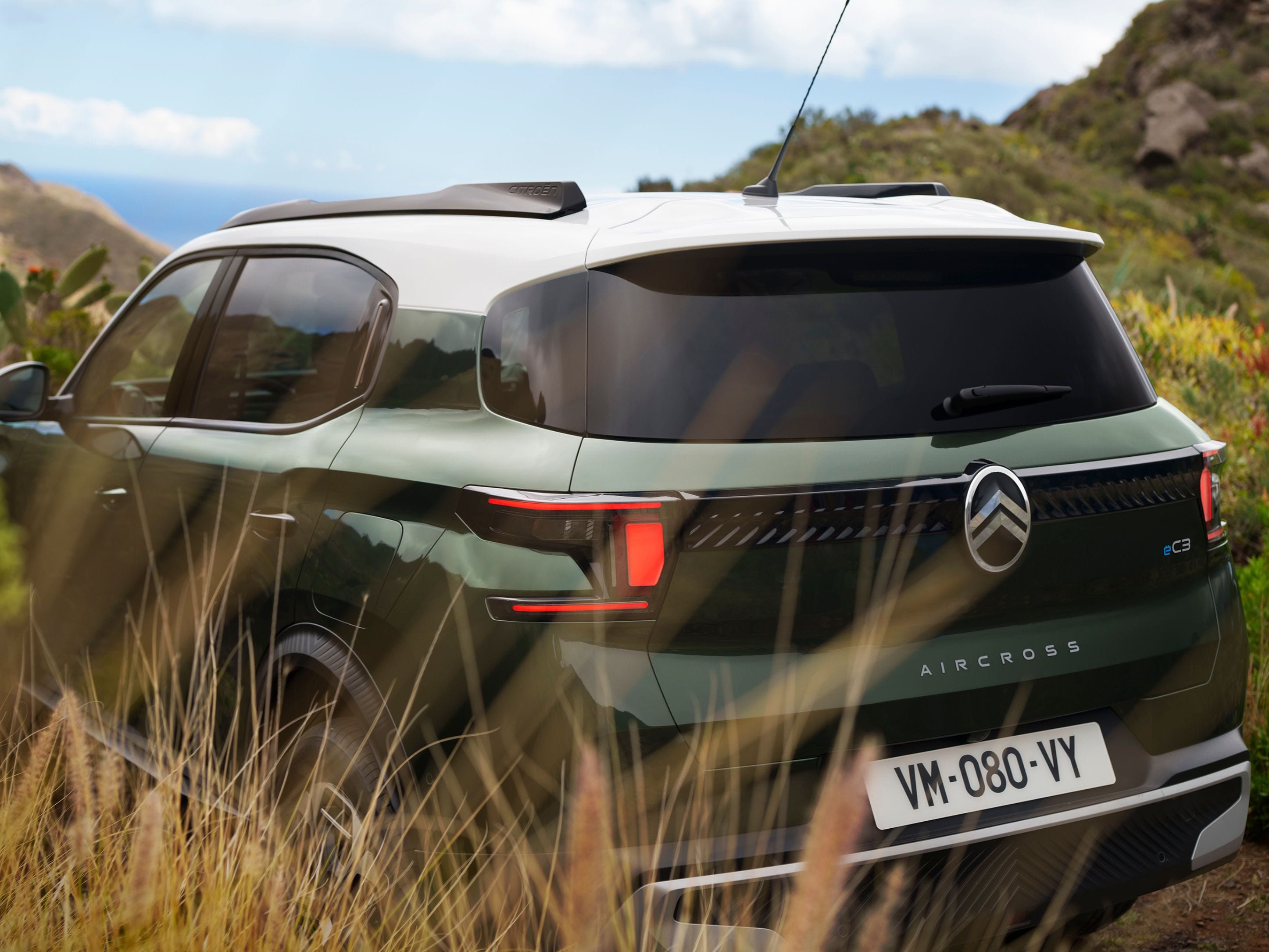 Dreiviertel-Heckansicht im Freien des Citroën C3 Aircross SUV zeigt markantes Zweifarbdesign für sichere, versatile and erschwingliche Mobilität.