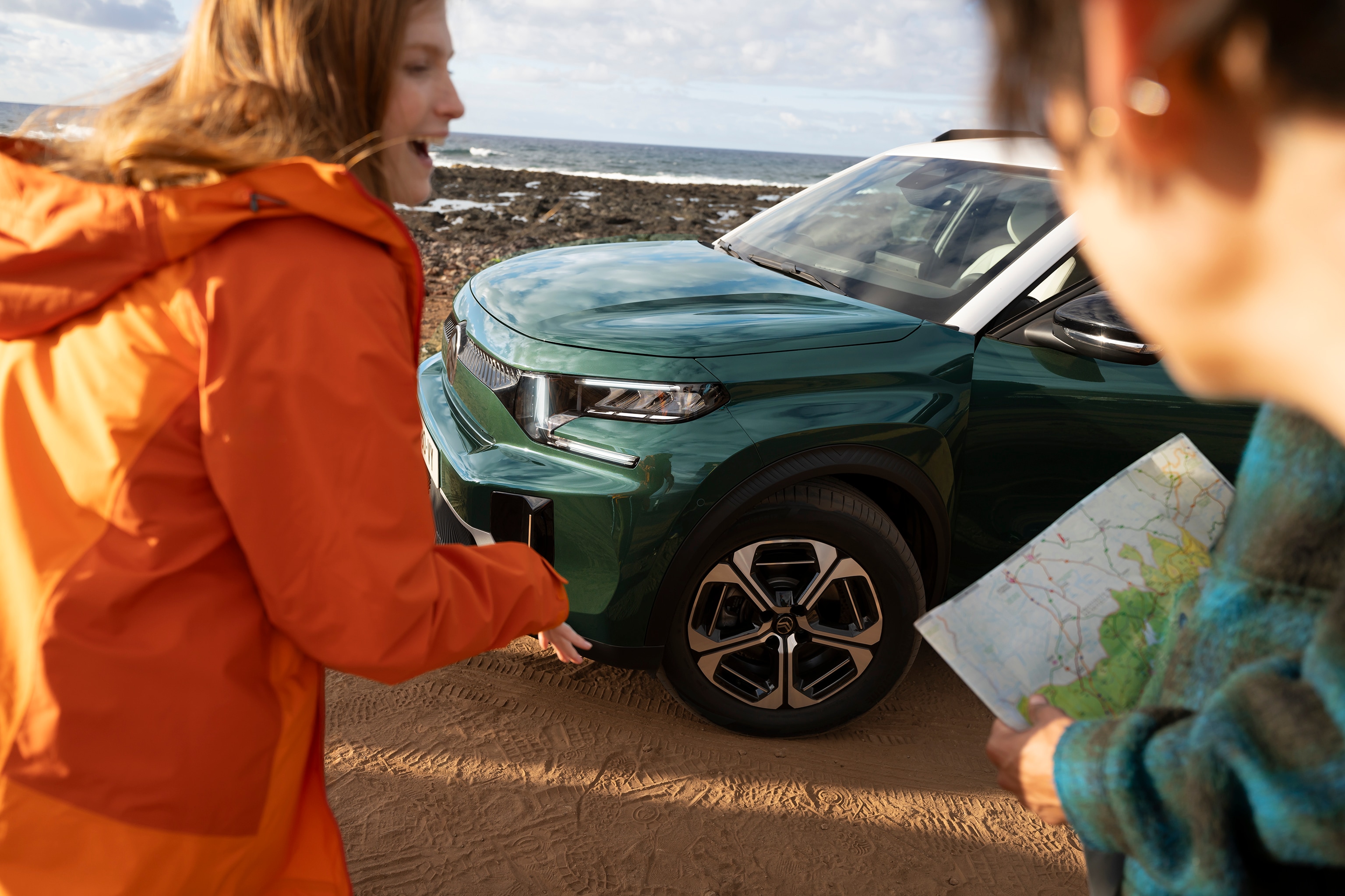 Dreiviertel-Frontansicht im Freien des Citroën C3 Aircross SUV zeigt robustes Styling für abenteuerliche, confident and erschwingliche Alltagsmobilität.