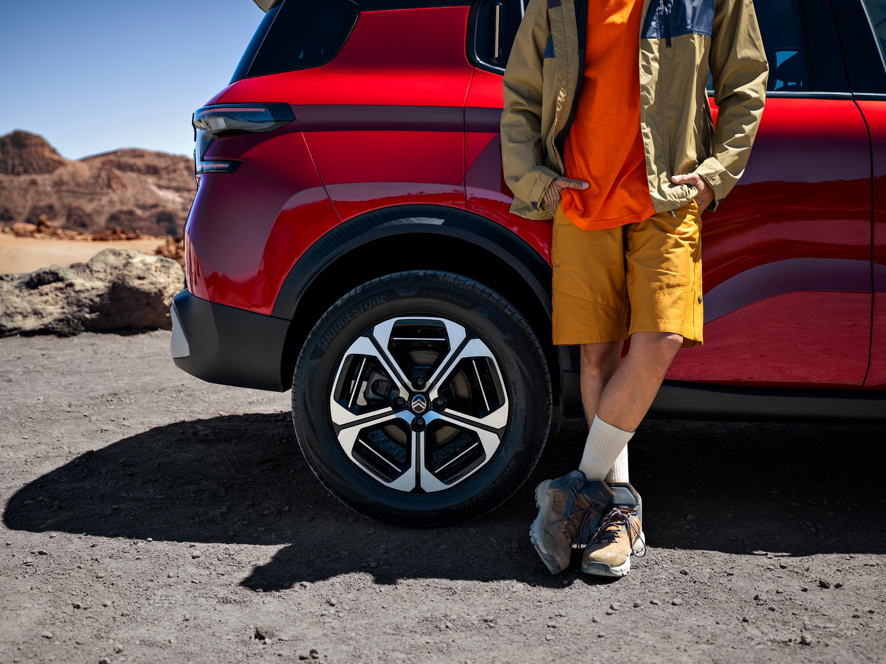Nahaufnahme der Felge des Citroën C3 Aircross SUV zeigt Alufelgendesign für stilvolle, confident and erschwingliche Outdoor-Mobilität.