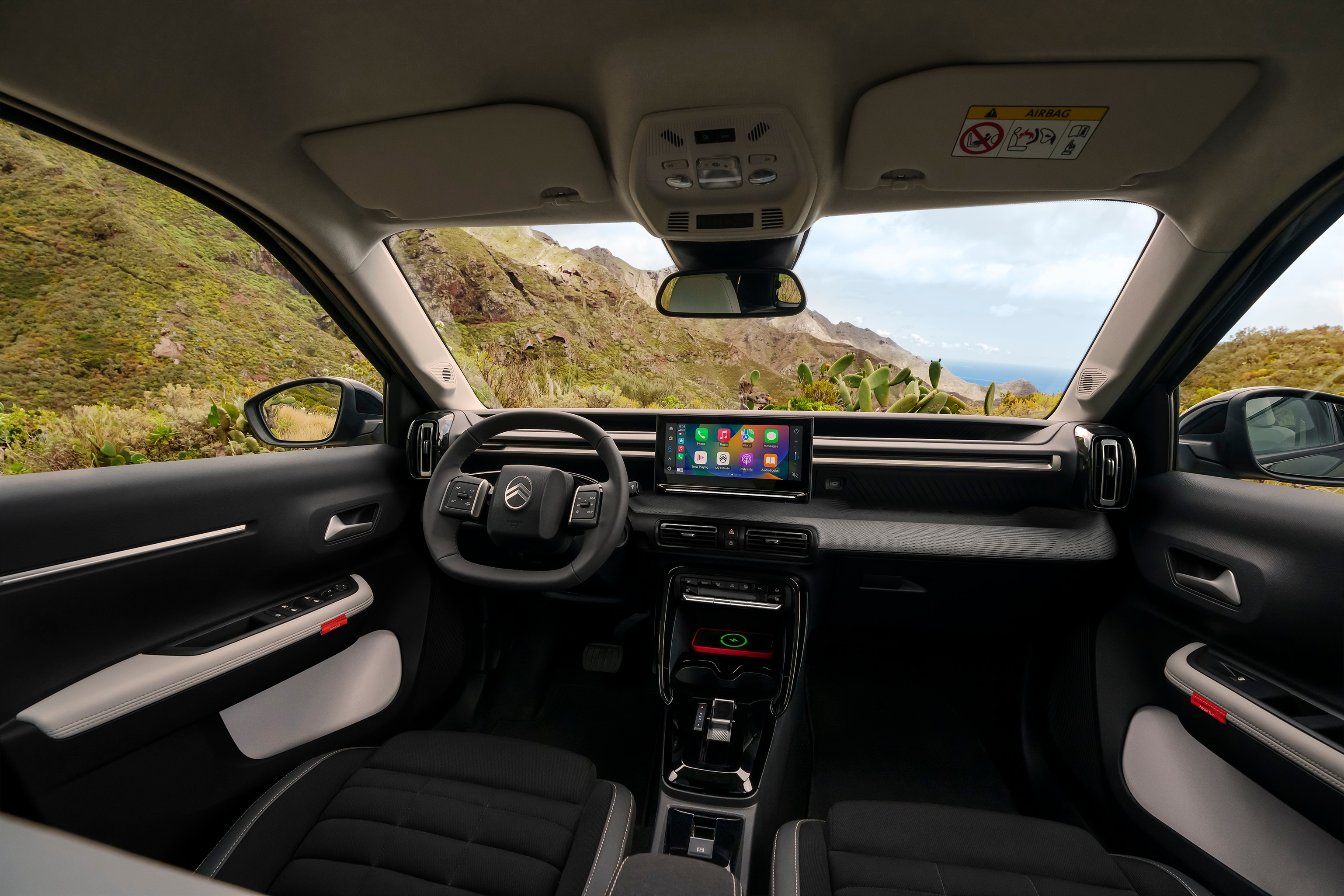 Innenraum-Frontansicht des Citroën C3 Aircross SUV präsentiert Panorama-Armaturenbrett and großen Touchscreen für intuitive, spacious and erschwingliches Alltagsfahren.