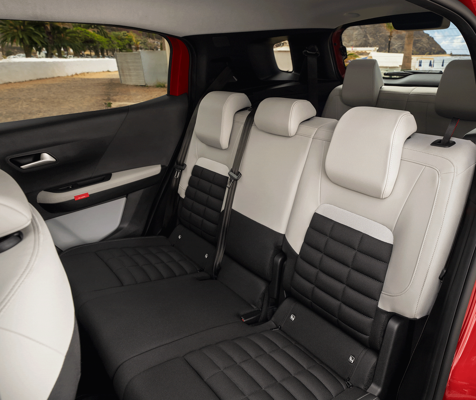 Nahaufnahme der Innenansicht des Citroën C3 Aircross SUV zeigt practical Armaturenbrett-Stauraum für vielseitige, convenient and erschwingliche Mobilität.