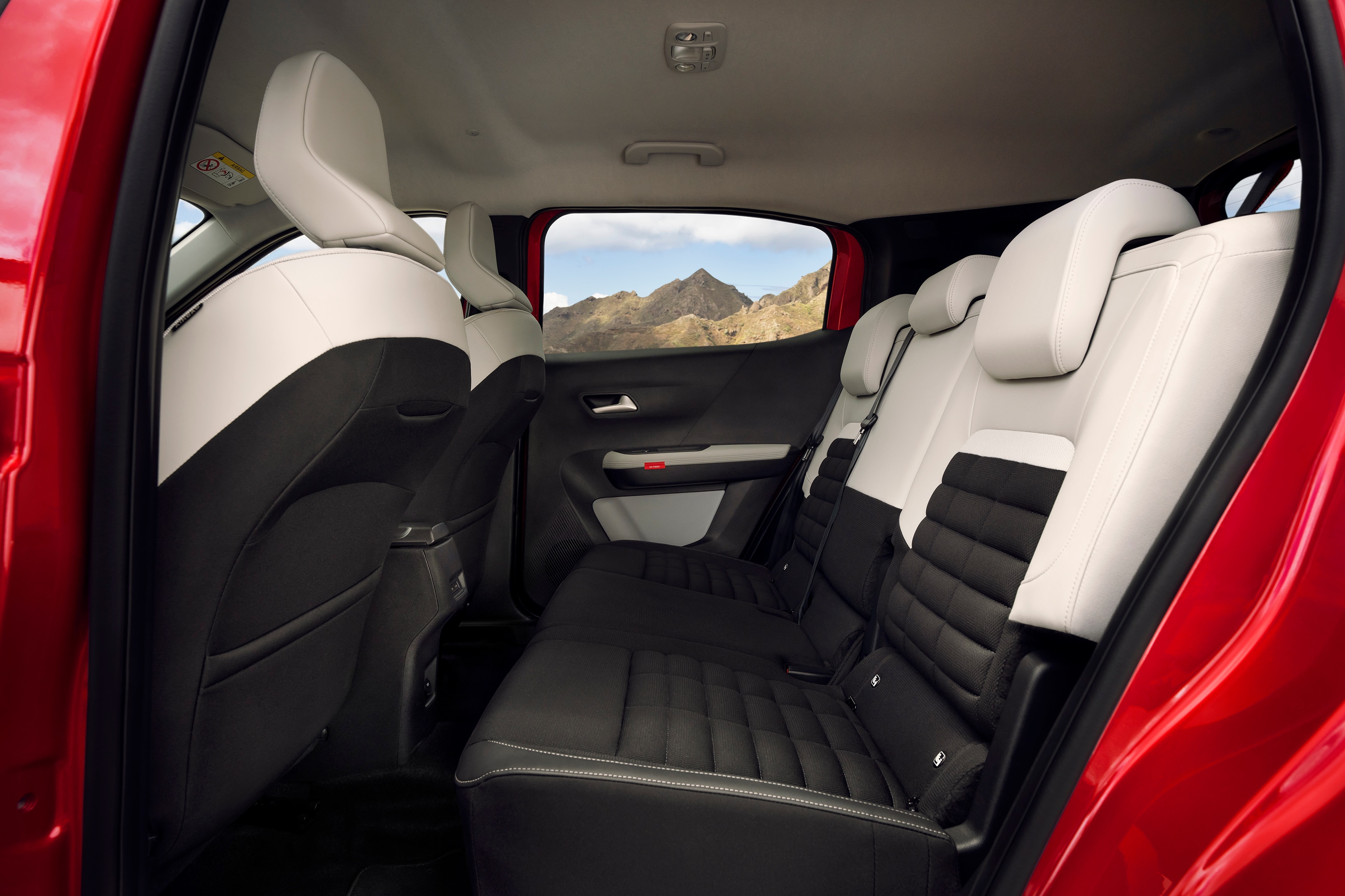 Fahreransicht des Citroën C3 Aircross SUV zeigt großen Touchscreen and modernes Cockpit für intuitive, connected and erschwingliches Alltagsfahren.