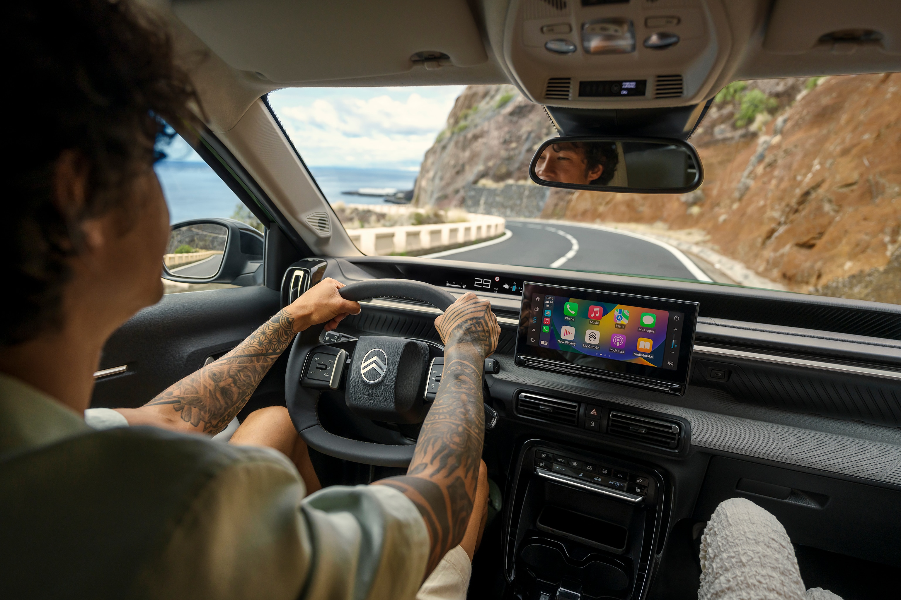 Rücksitzansicht des Citroën C3 Aircross SUV zeigt großzügige Beinfreiheit für komfortable, versatile and erschwingliche Alltags-Passagiermobilität.