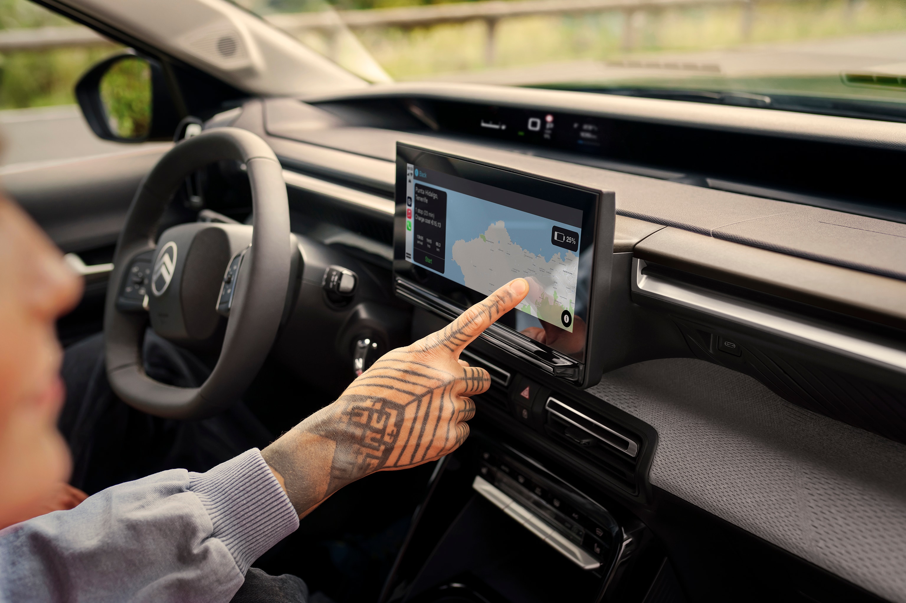 Innenraum-Touchscreen-Ansicht des Citroën C3 Aircross SUV zeigt Navigationssystem für intuitive, connected and erschwingliches Alltagsfahren.