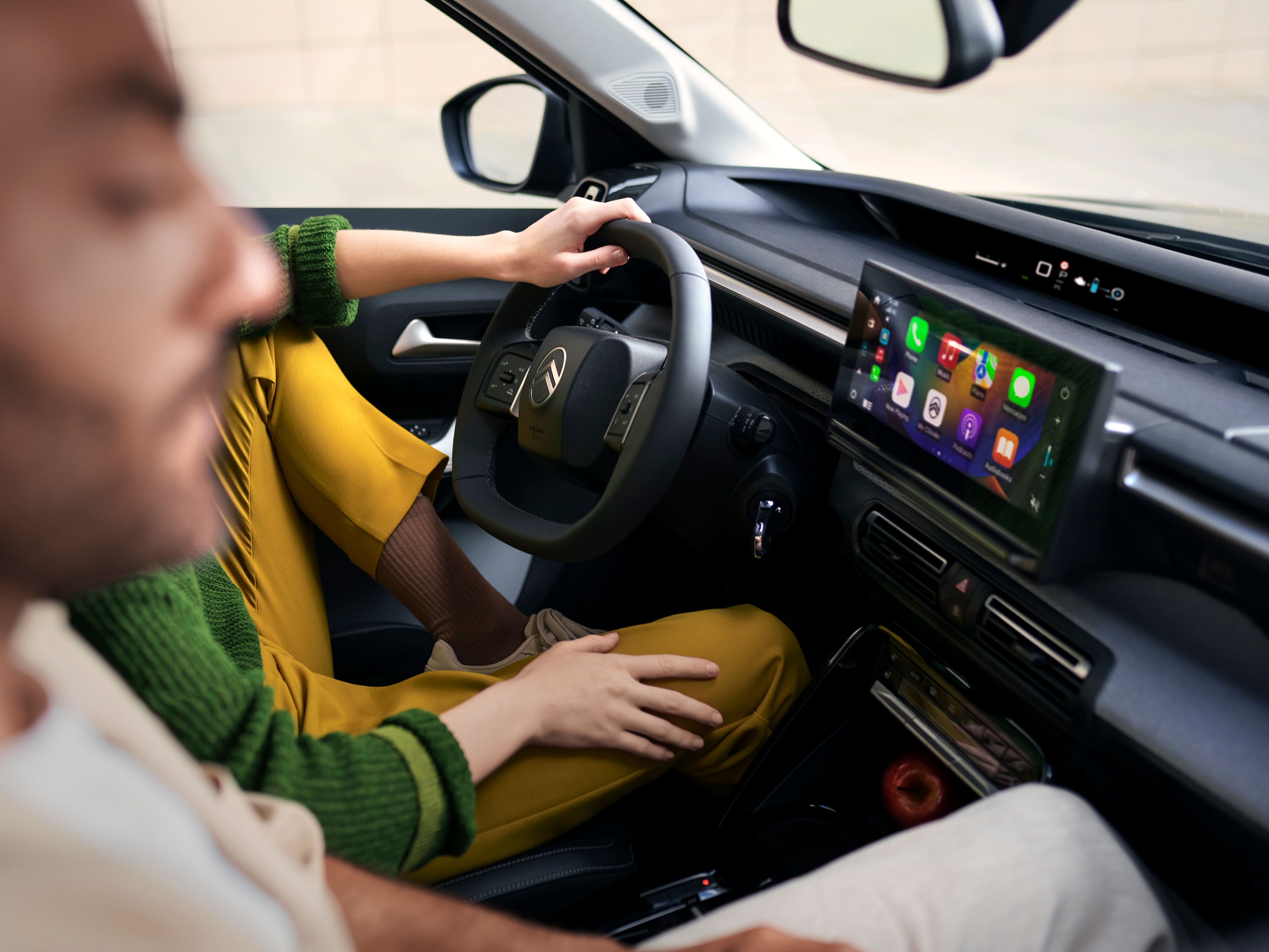 Cockpit-Frontansicht des Citroën C3 Aircross SUV zeigt großen Infotainment-Bildschirm für intuitive, modern and erschwingliche Alltagsmobilität.