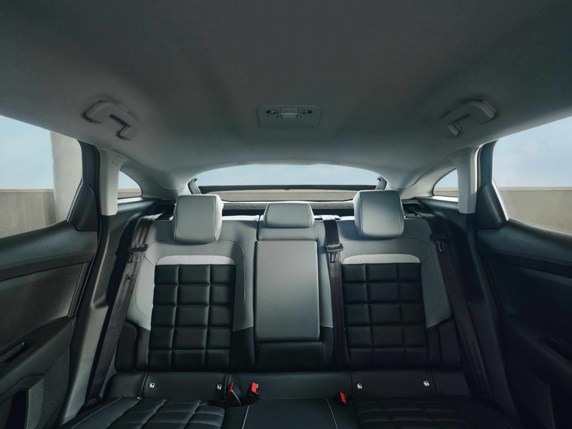 Front-Innenraumansicht des C4 zeigt großzügigen Komfort, Premium-Sitze, Helligkeit und Design für eine gelassene moderne Kabine.