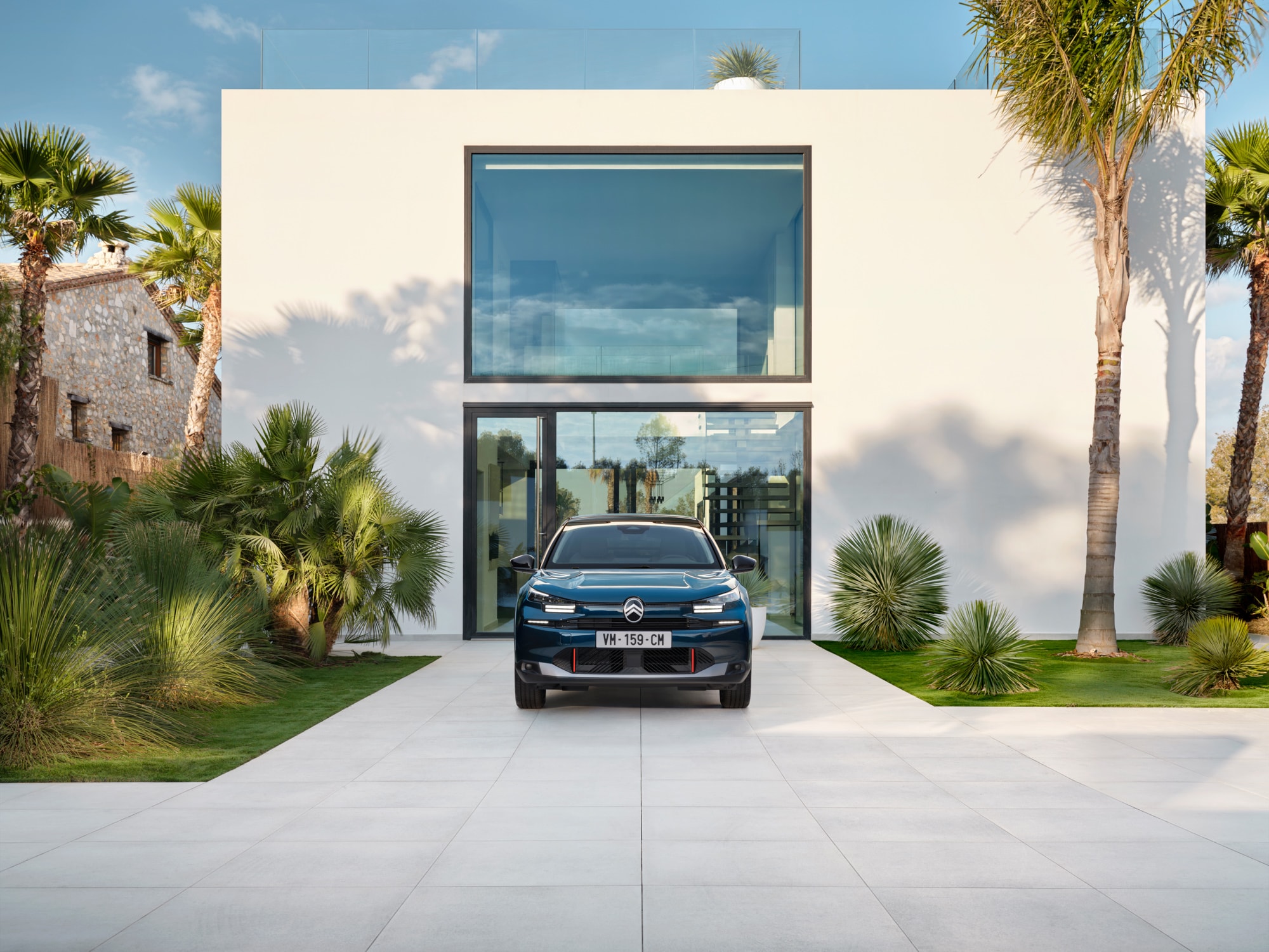 Frontansicht des Bleu Eclipse C4 zeigt stilvolles Design, Sicherheit und Aerodynamik für eine Premium-moderne architektonische Präsenz.