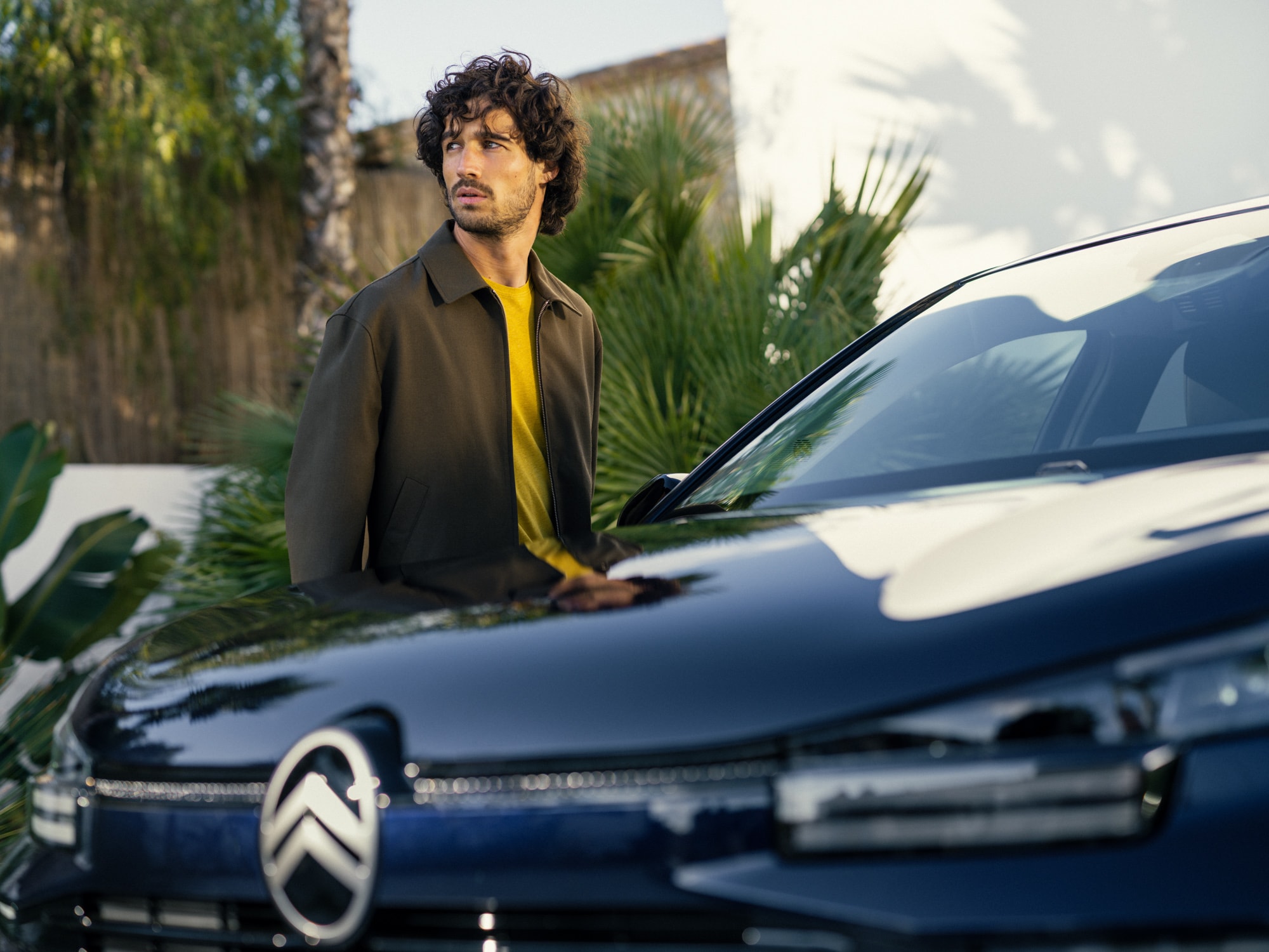 Front-Detailansicht des C4 zeigt stilvolles Design, Sicherheit und Aerodynamik für eine Premium-moderne Outdoor-Präsenz.