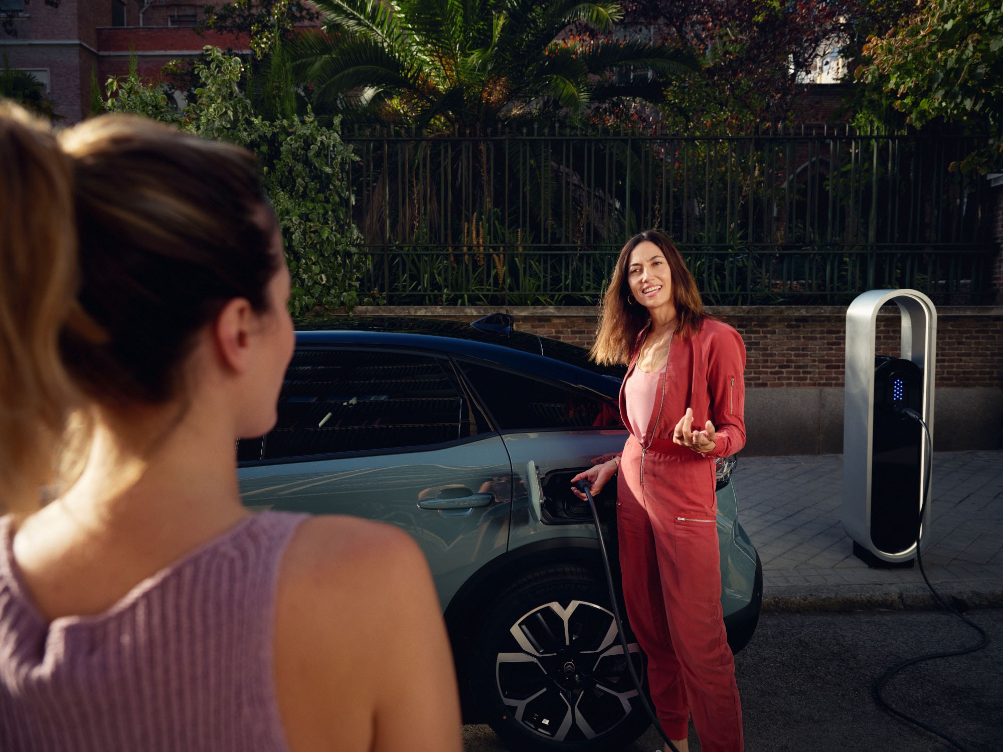 Heck-Seitenansicht des C4 Electric zeigt müheloses Laden, Effizienz, Komfort und Design für einen Premium-warmen urbanen Moment.