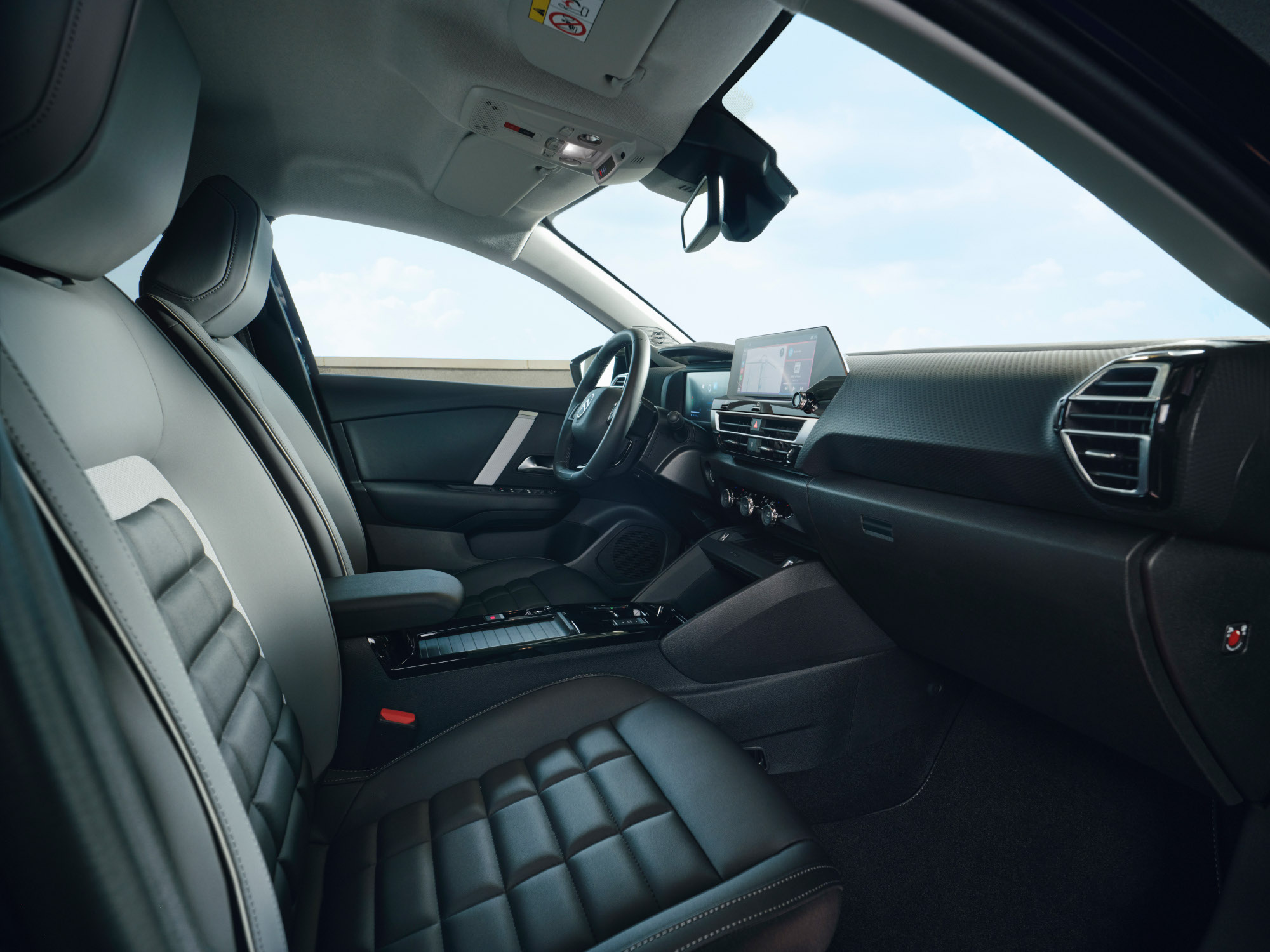 Vordere Innenraumansicht des Citroën C4 X zeigt Sitze, Armaturenbrett und zentrales Display
