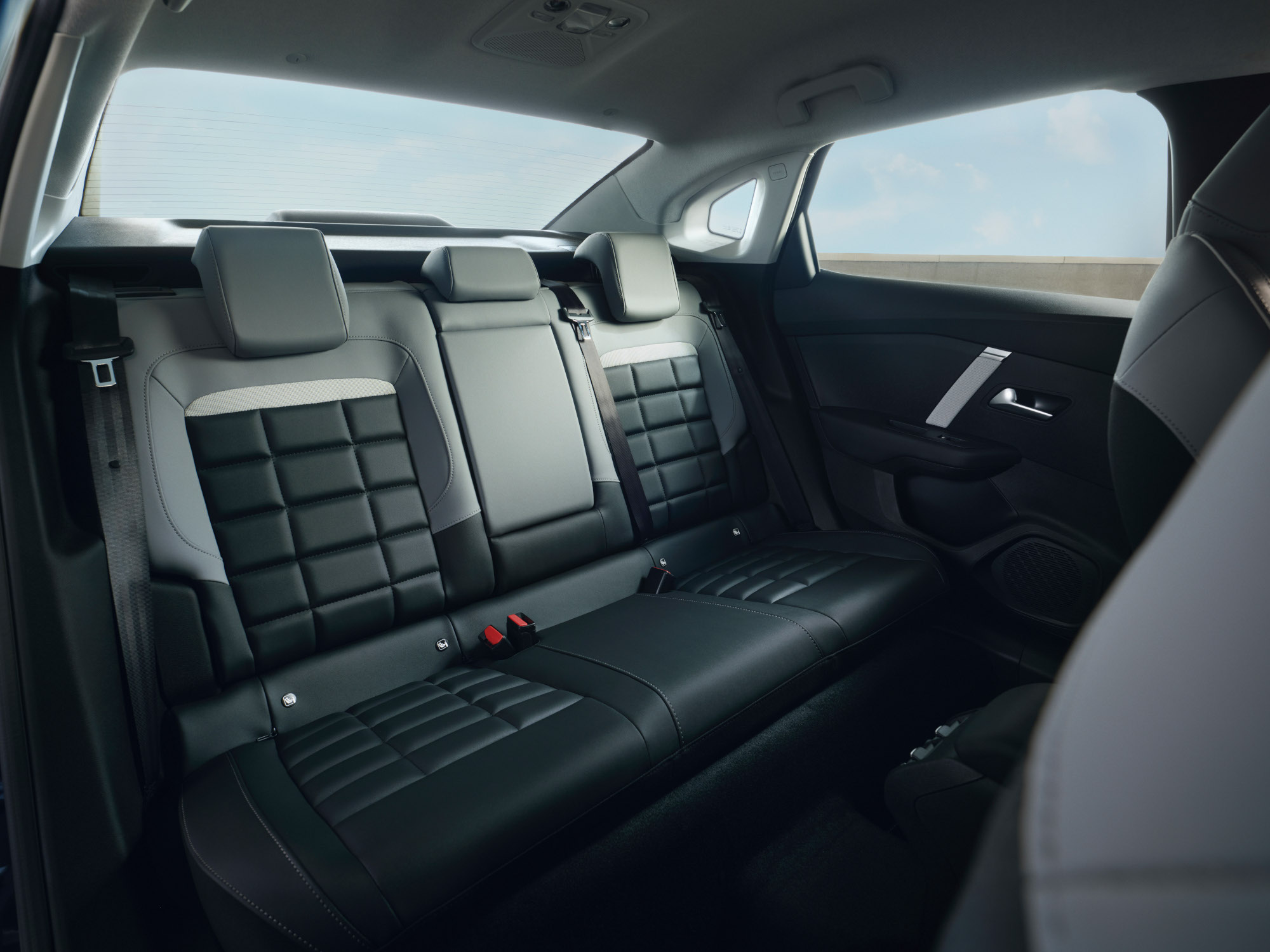 Hinterer Sitzbereich des Citroën C4 X zeigt geräumige, komfortable Ledersitze