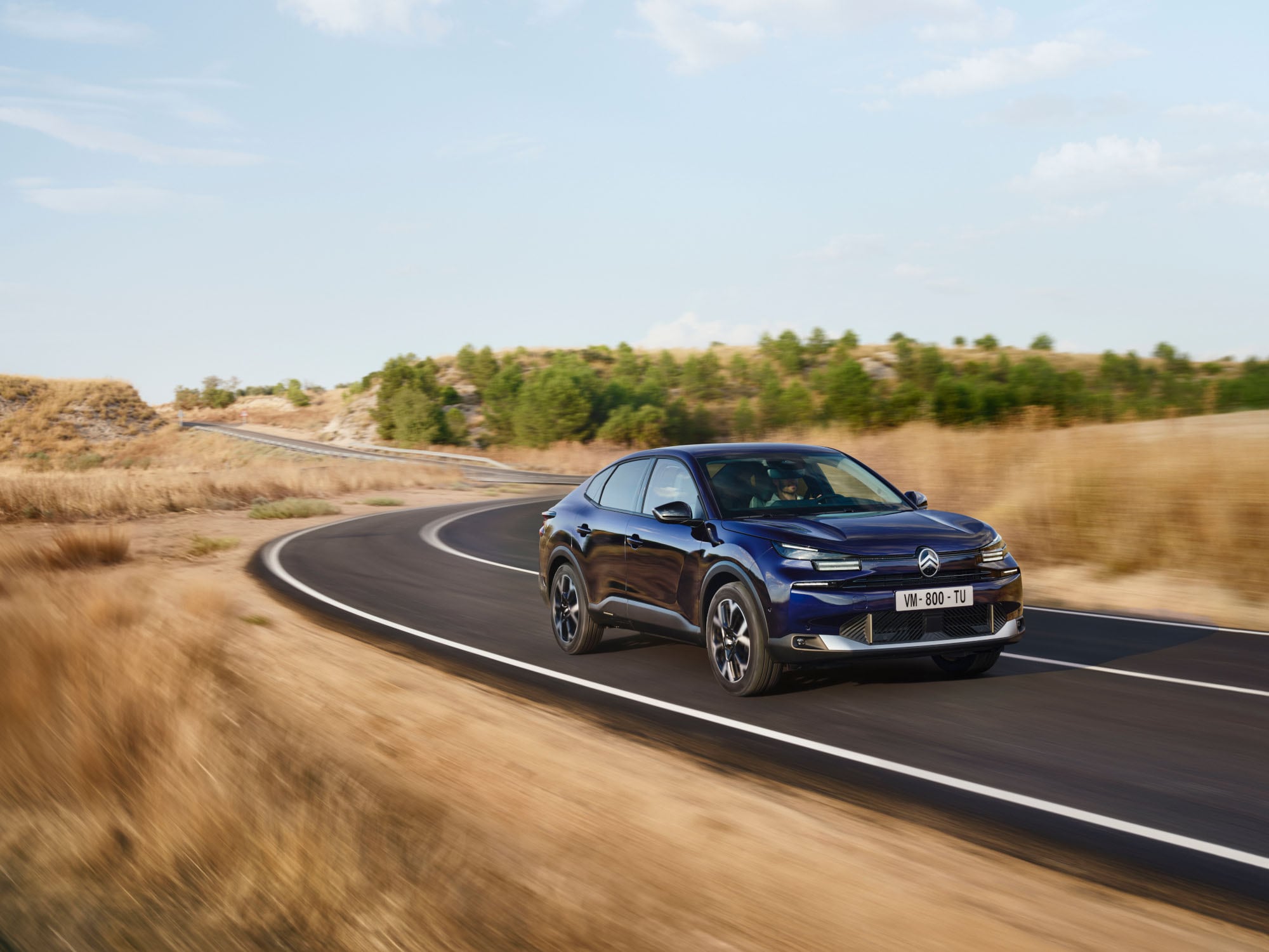 Dreiviertel-Frontansicht des fahrenden Citroën C4 X zeigt agiles Fastback-Design für selbstbewusste, erschwingliche Mobilität