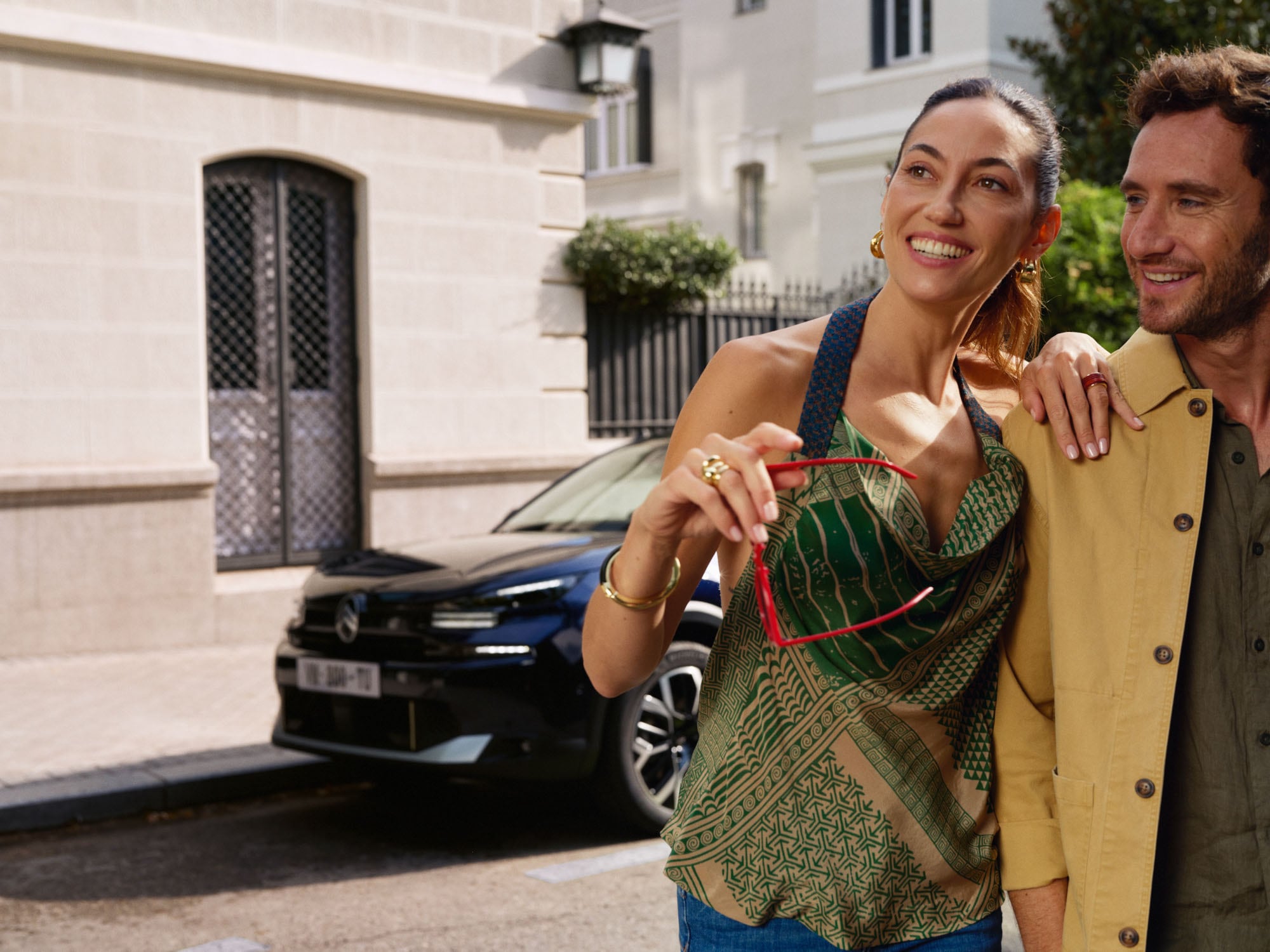 Lifestyle-Szene mit geparktem Citroën C4 X in der Nähe veranschaulicht sein modernes Fastback-Design für stilvolle, erschwingliche Mobilität