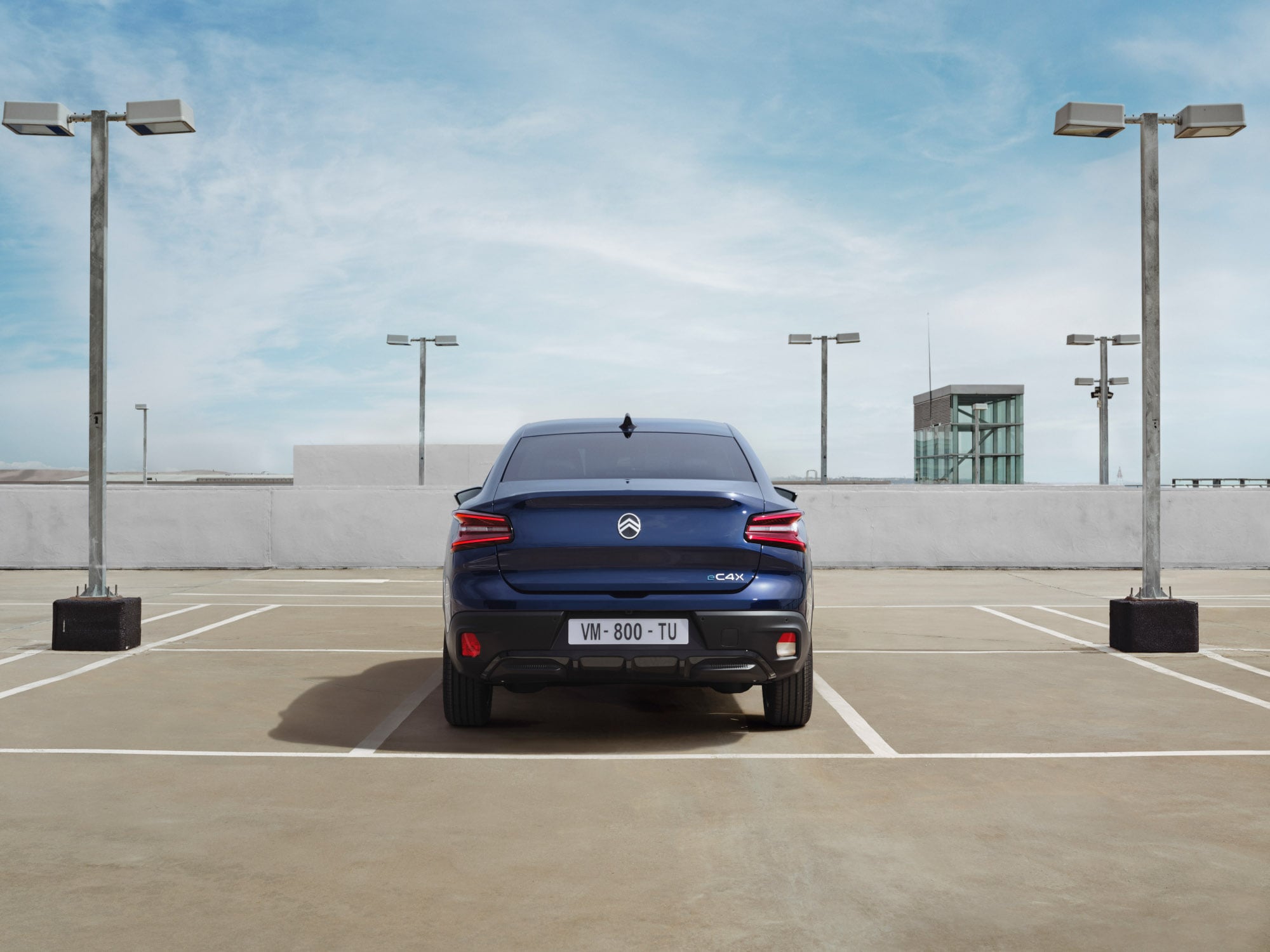 Heckansicht des Citroën C4 X auf Dachparkplatz präsentiert markantes Fastback-Design für stilvolle, erschwingliche Mobilität