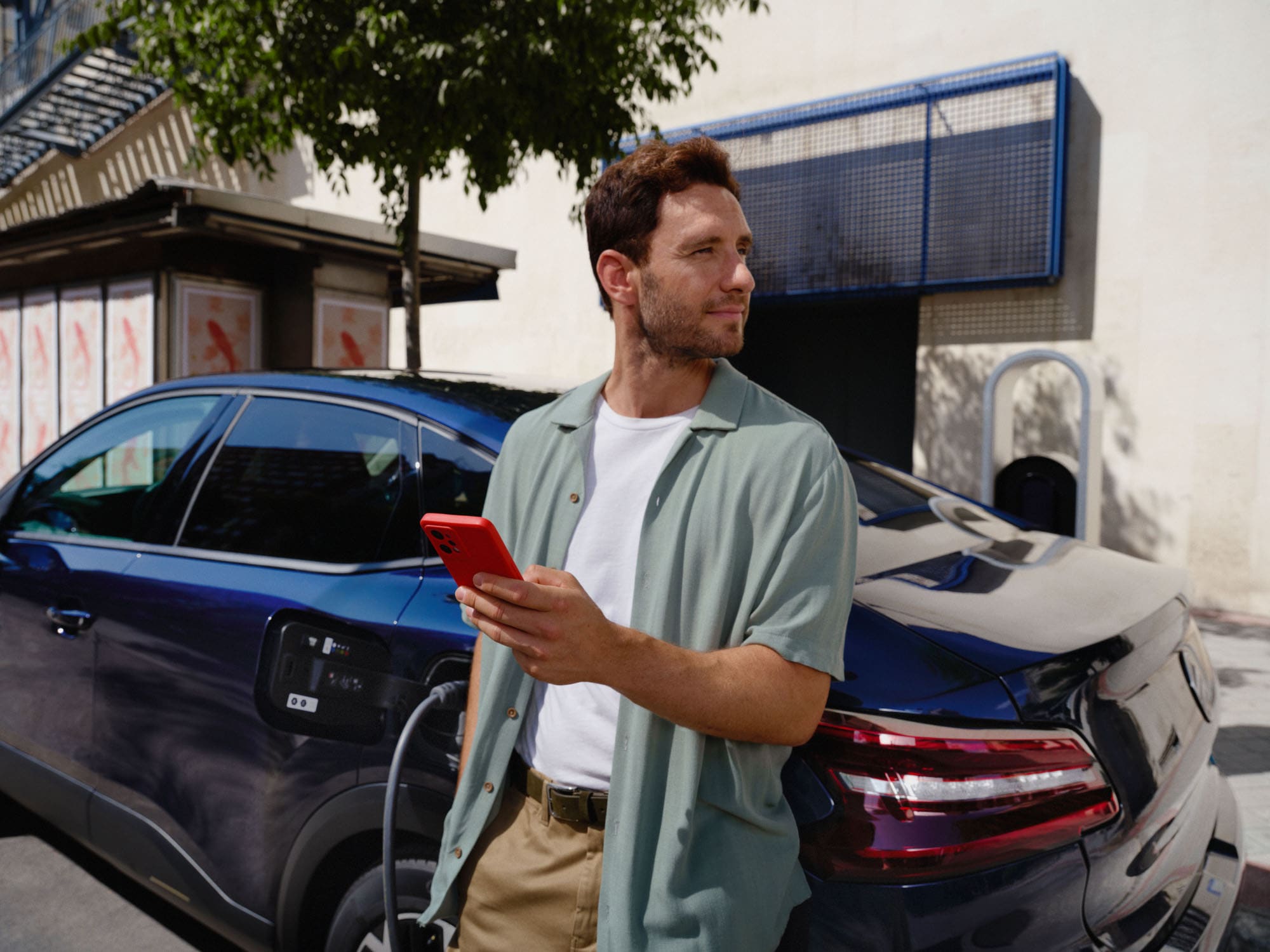 Vernetzte Ladeszene des Citroën C4 X Fastback zeigt Smart-App-Nutzung für bequeme alltägliche Elektromobilität