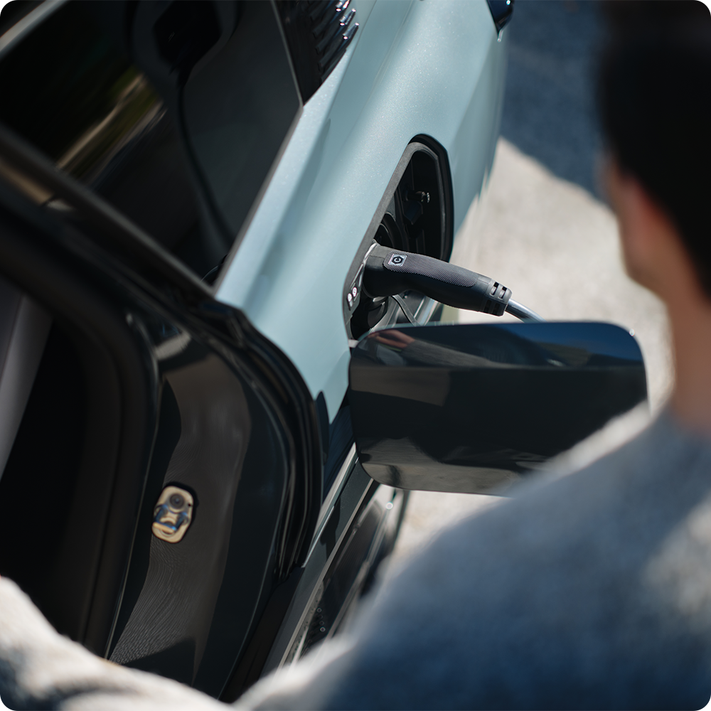 Close‑up view ë‑C5 Aircross charging on‑the‑go showing technology, safety, efficiency and smoother public charging