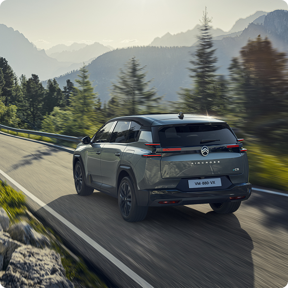 Rear three‑quarter view ë‑C5 Aircross highlighting electric efficiency, safety, comfort and confident long‑distance driving