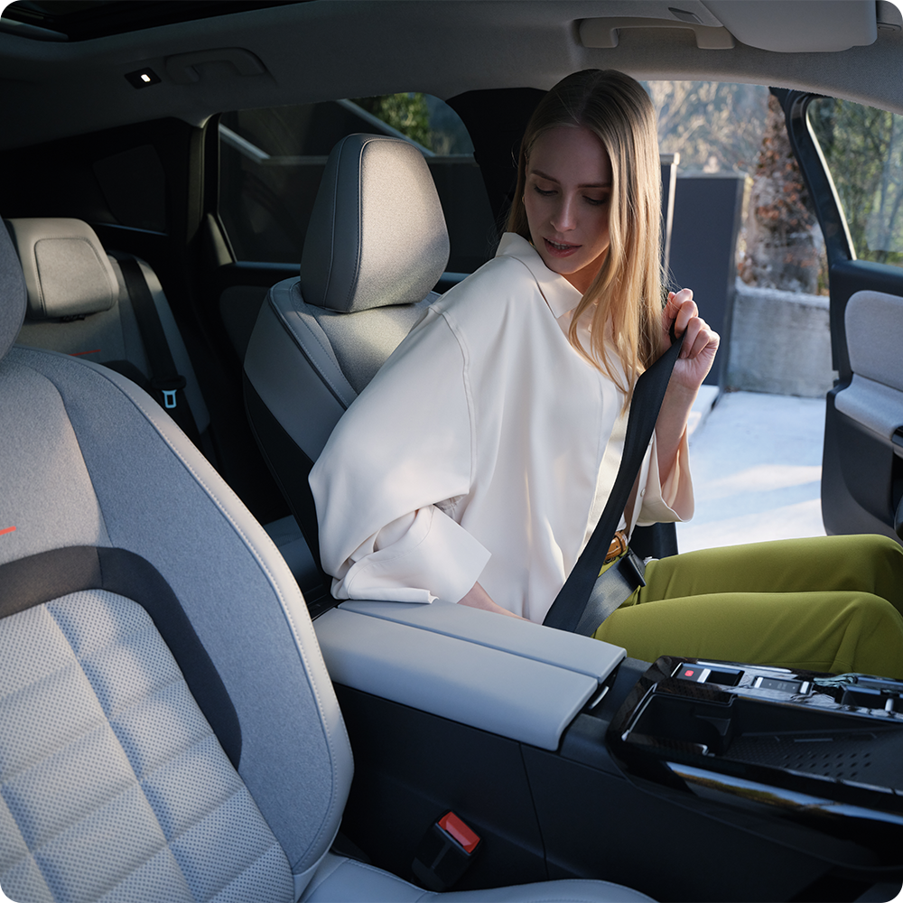 Front interior view ë-C5 Aircross highlighting Advanced Comfort seats, support, safety and enhanced onboard well‑being