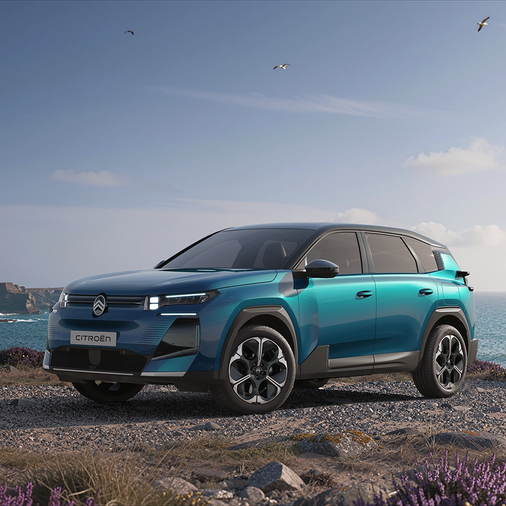 Dreiviertel-Frontansicht des Citroën ë-C5 Aircross Emeraude mit Citroën LED-Lichtsignatur und markantem Design, Familien-SUV