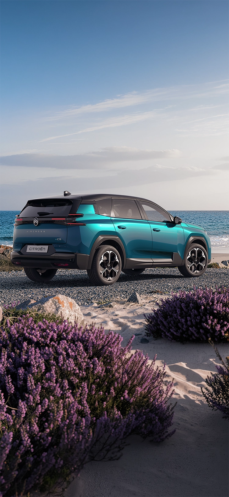 Dreiviertel-Heckansicht des Citroën ë-C5 Aircross Emeraude; zeigt die Citroën Light-Wings-LED-Heckleuchten und das großzügige Design des Familien-SUV