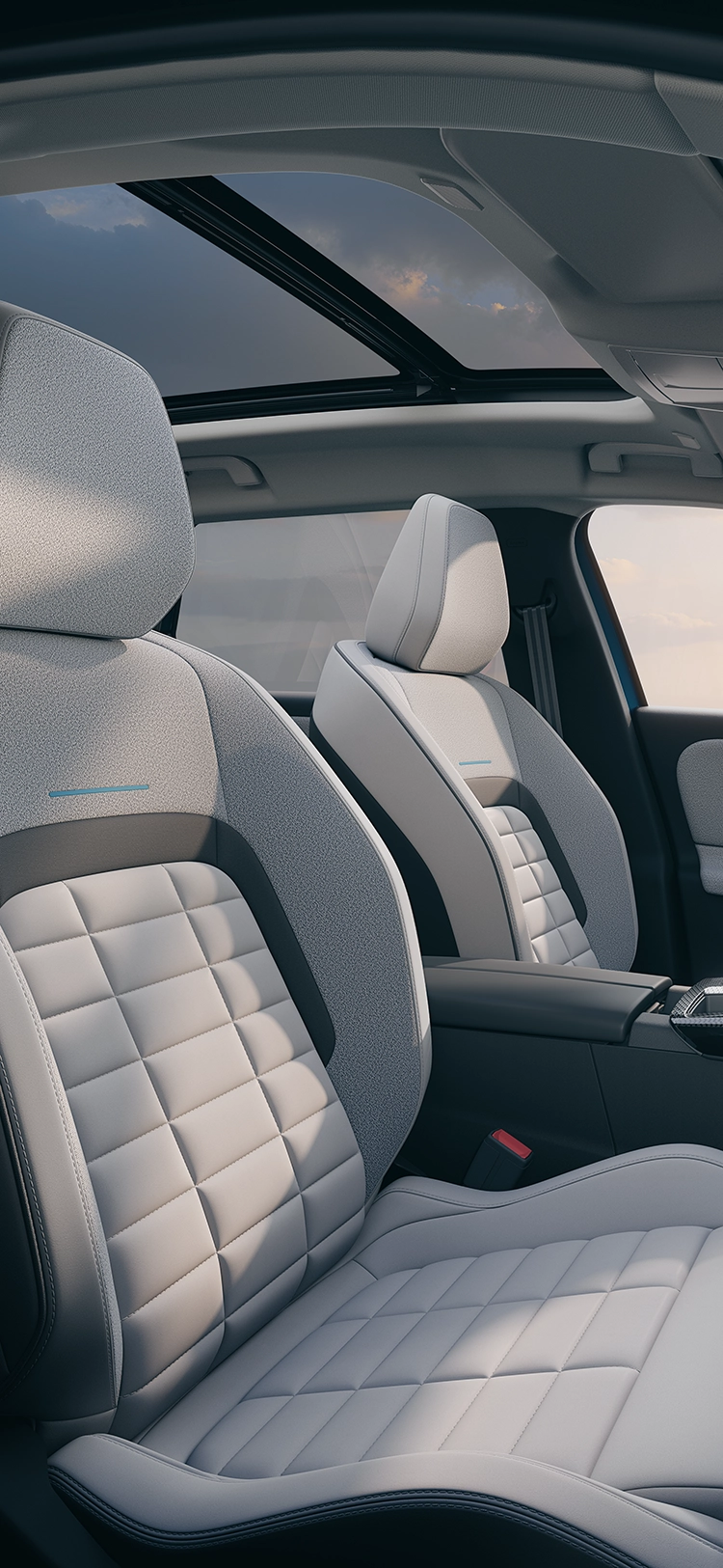 Seitliche Innenansicht des Citroën ë-C5 Aircross Emeraude; zeigt die Citroën Advanced Comfort Sitze sowie das großzügige Platzangebot und die Alltagstauglichkeit des Familien-SUV