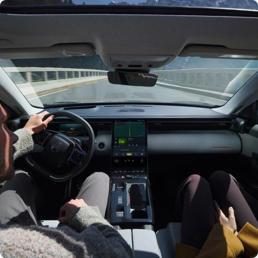 Front interior view ë-C5 Aircross highlighting ergonomic technologies, connectivity, safety and improved modern driving comfort