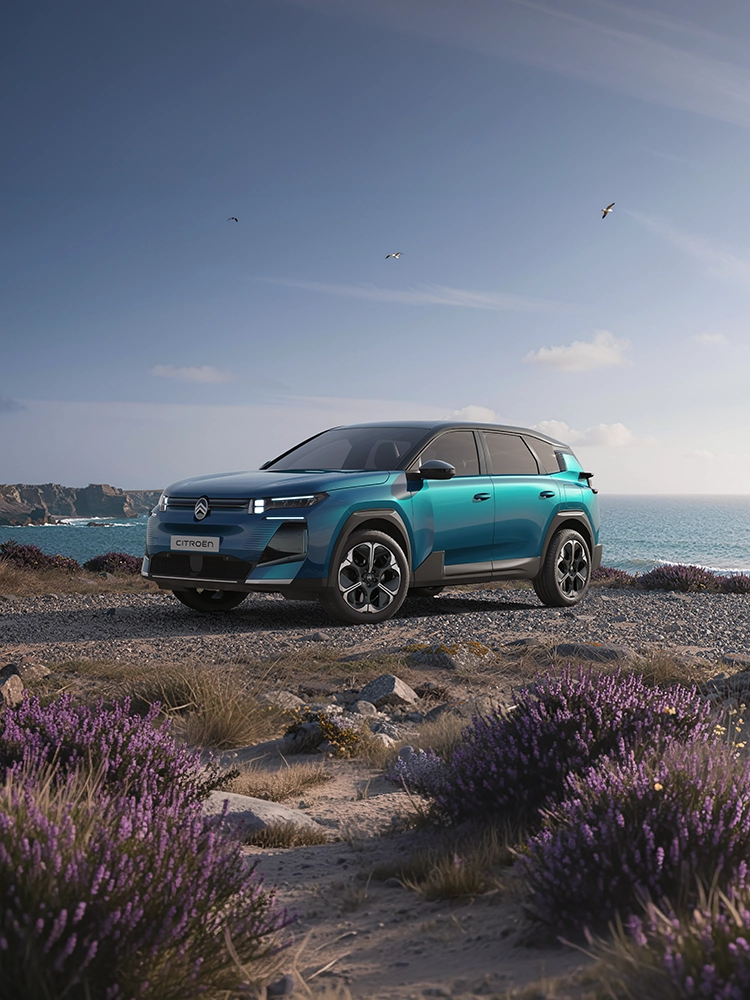 Dreiviertel-Frontansicht des Citroën ë-C5 Aircross Emeraude mit Citroën LED-Lichtsignatur und markantem Design, Familien-SUV