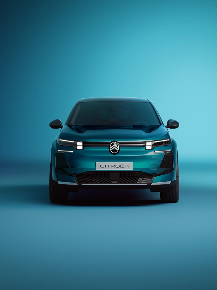 Frontansicht des Citroën ë-C5 Aircross Emeraude; zeigt die LED-Lichtsignatur und das markante Design des Citroën C5 Aircross sowie die Leistungsfähigkeit des Familien-SUV