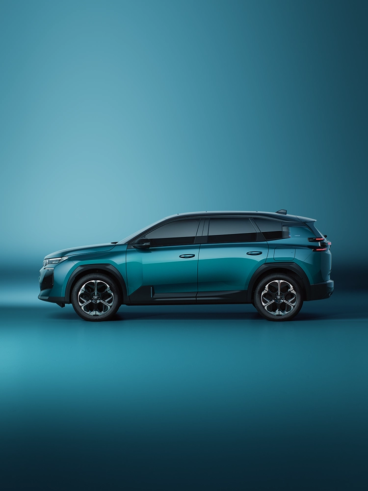 Seitenansicht des Citroën ë-C5 Aircross Emeraude; zeigt das großzügige Citroën Design und die Leichtmetallfelgen sowie das erweiterte Platzangebot und die Vielseitigkeit des Familien-SUV