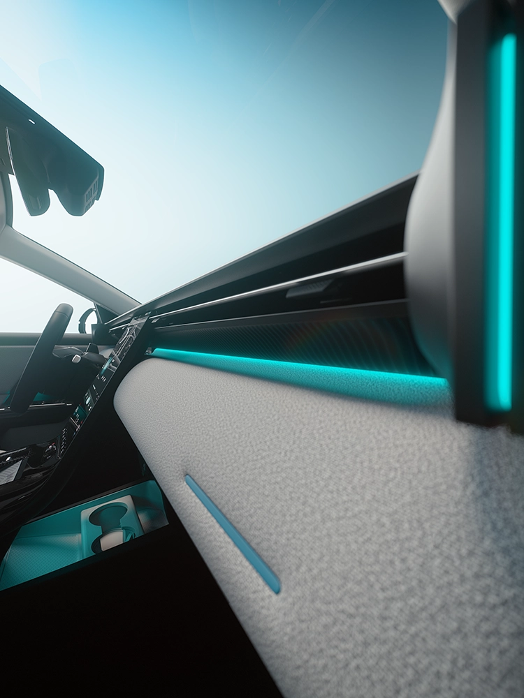 Detailansicht des Armaturenbretts im Sofa-Design des Citroën ë-C5 Aircross Emeraude; zeigt die Ambientebeleuchtung, spezifische Emeraude-Details und die moderne Raffinesse des Familien-SUV