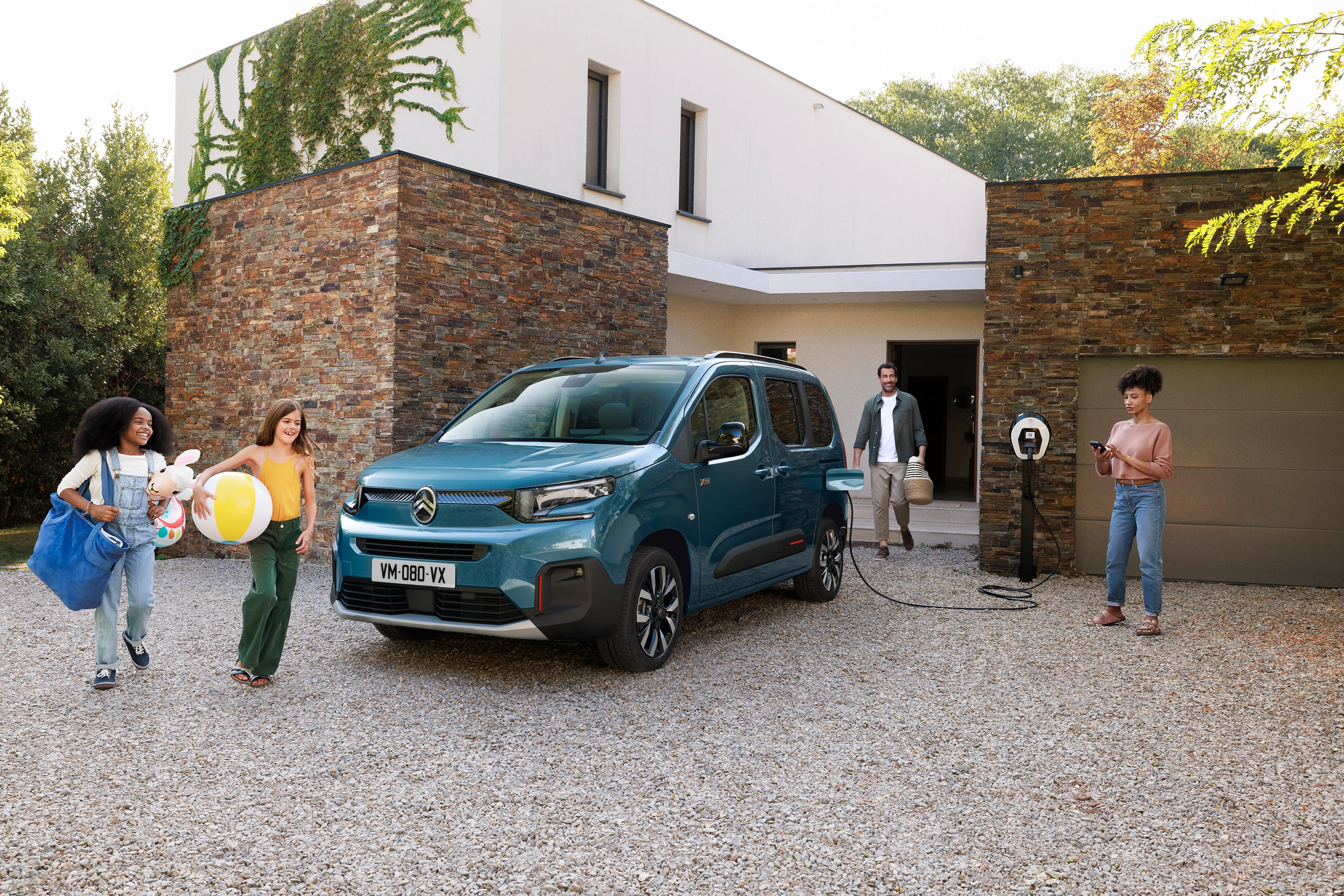 Three‑quarter front view ë-Berlingo showing electric charging, comfort and safety for a confident family‑friendly use