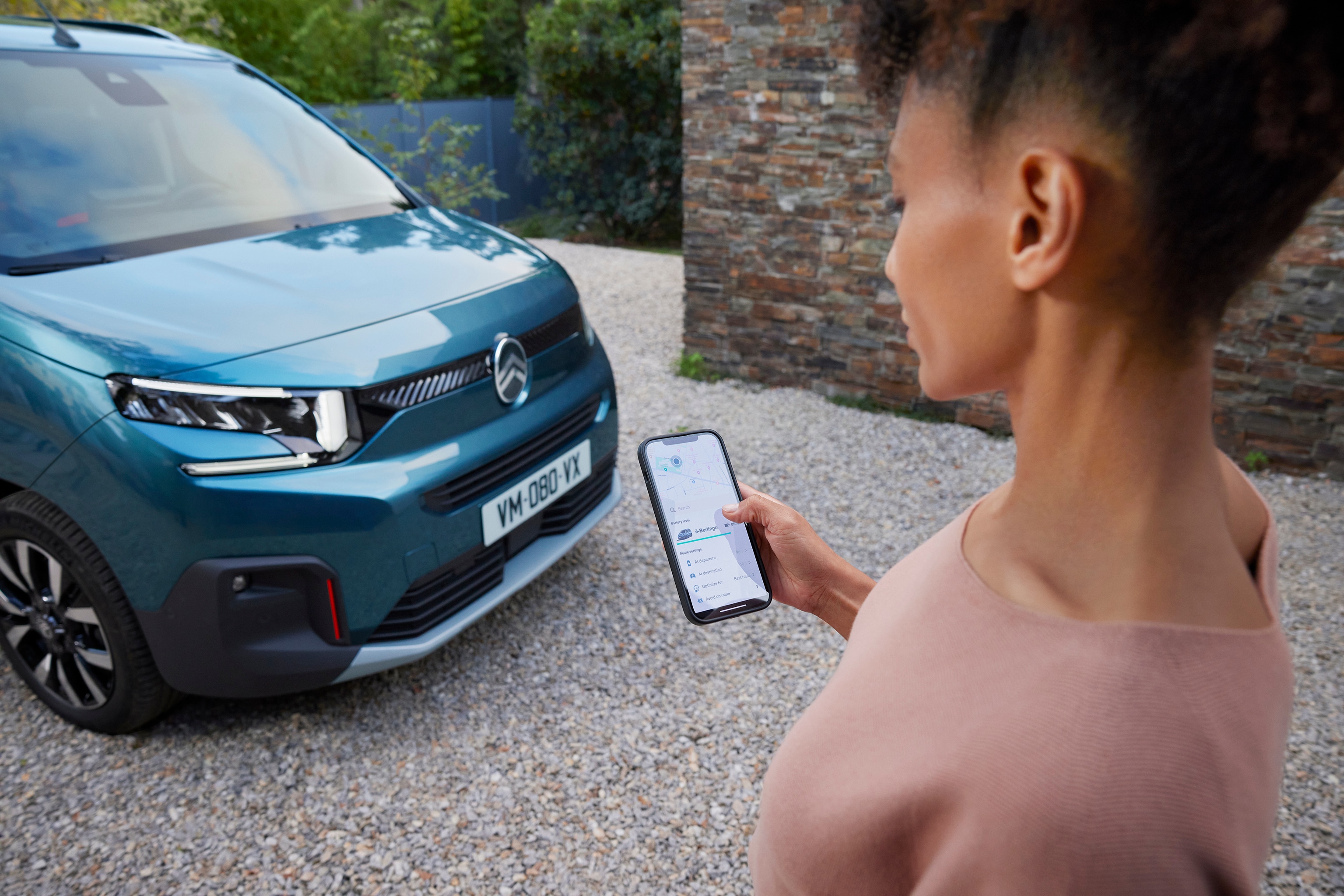 Detail view ë-Berlingo showing connected charging control, technology, safety and efficiency for convenient electric use