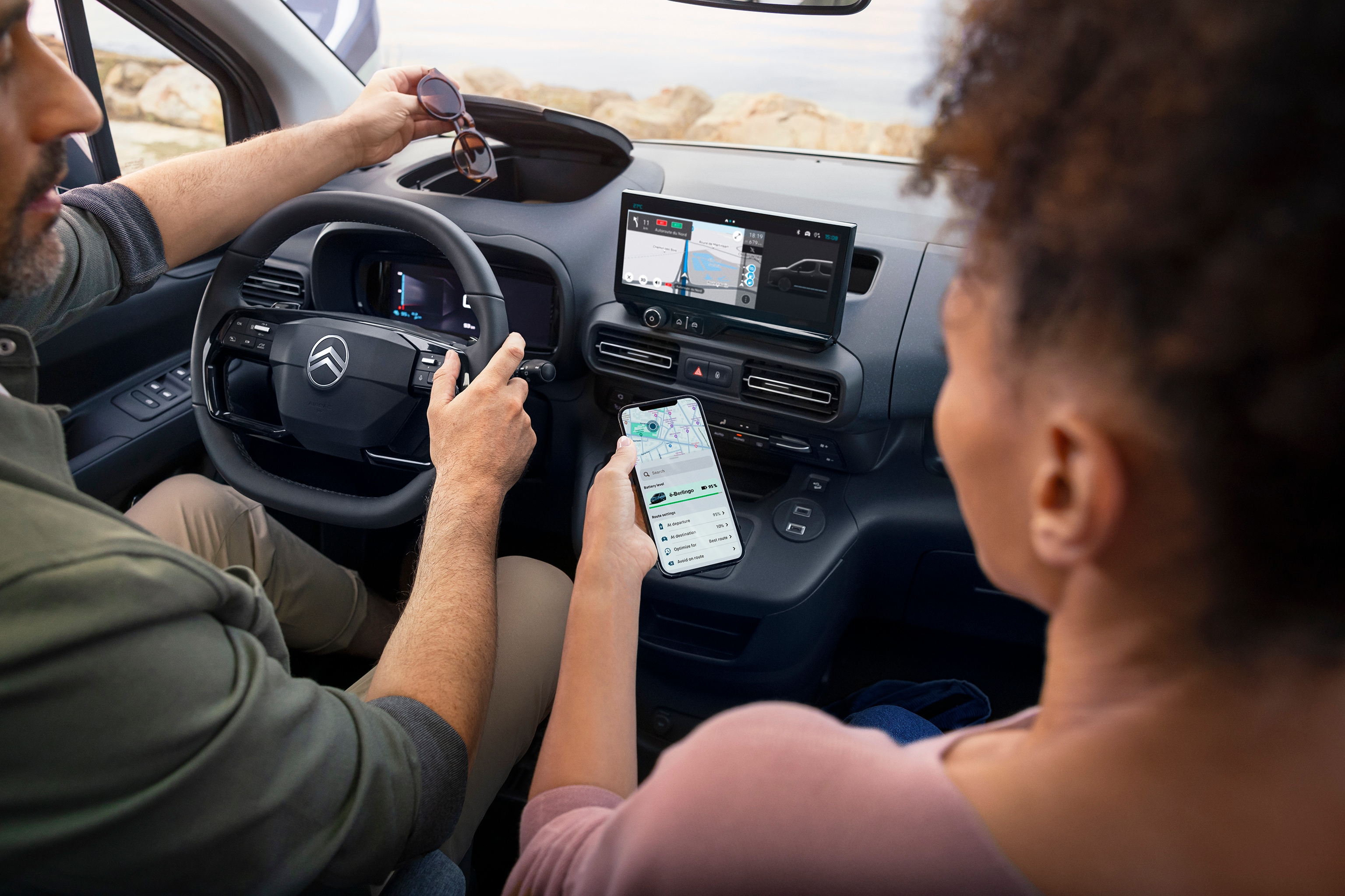 Front interior view ë-Berlingo showing connected services, smartphone integration, technology for a smooth electric drive